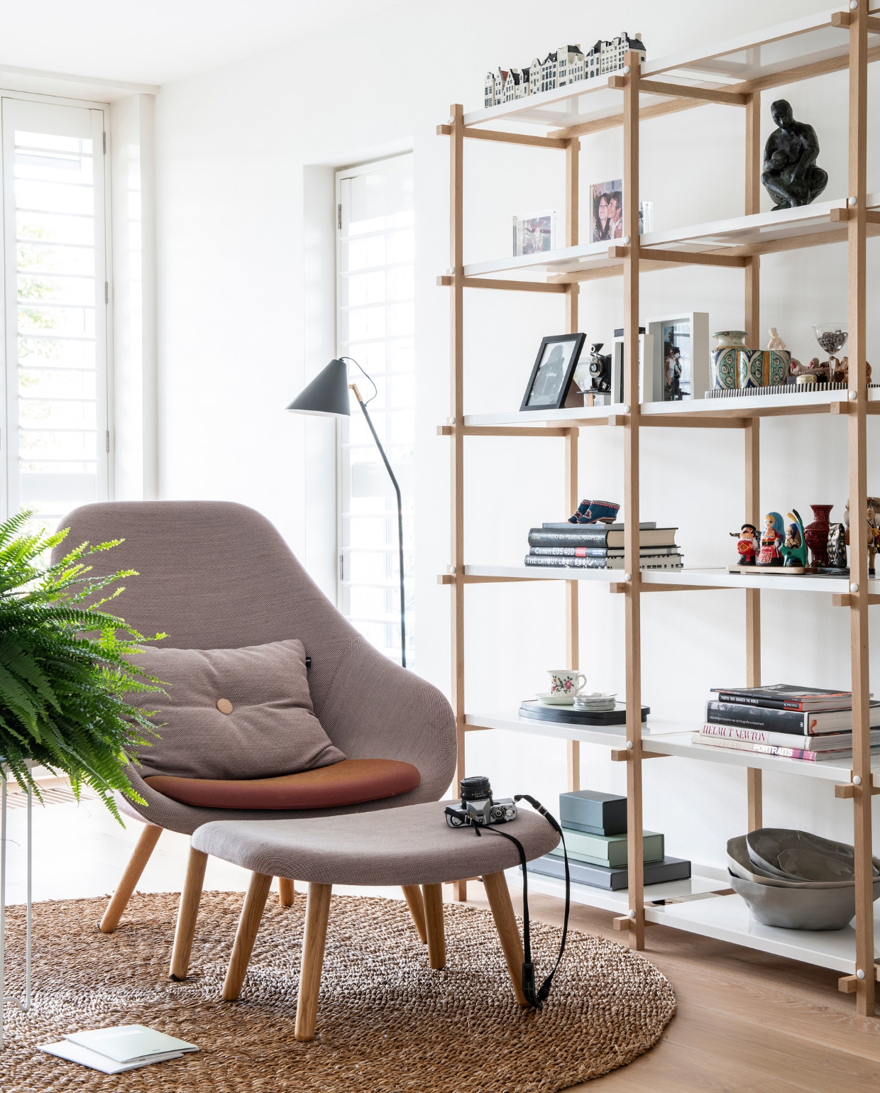 Rond vloerkleed Loods 5. Fauteuil, kussens, voetenbank en kast Hay. Vloerlamp House Doctor. Schalen onderin de kast van Amaï. Boxen onderin House of Products. Beeldje vrouw was een cadeau voor Marjolijns dertigste verjaardag van haar ouders, het symboliseert het leven van een jonge moeder met haar eerste kind. vtwonen 05-2019 | styling Inge van Lieshout, Inside Homepage | fotografie Louis Lemaire, Inside Homepage