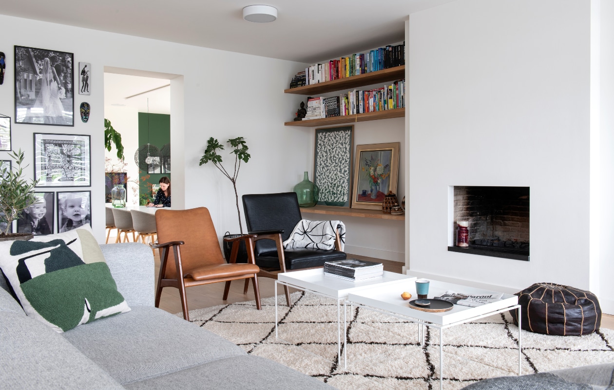 Bank Hay, stoelen Marktplaats, wit tafeltje Hay, kleed meegenomen uit Marokko, illustratie Geertje Aalders. Vazen vintage. vtwonen 05-2019 | styling Inge van Lieshout, Inside Homepage | fotografie Louis Lemaire, Inside Homepage