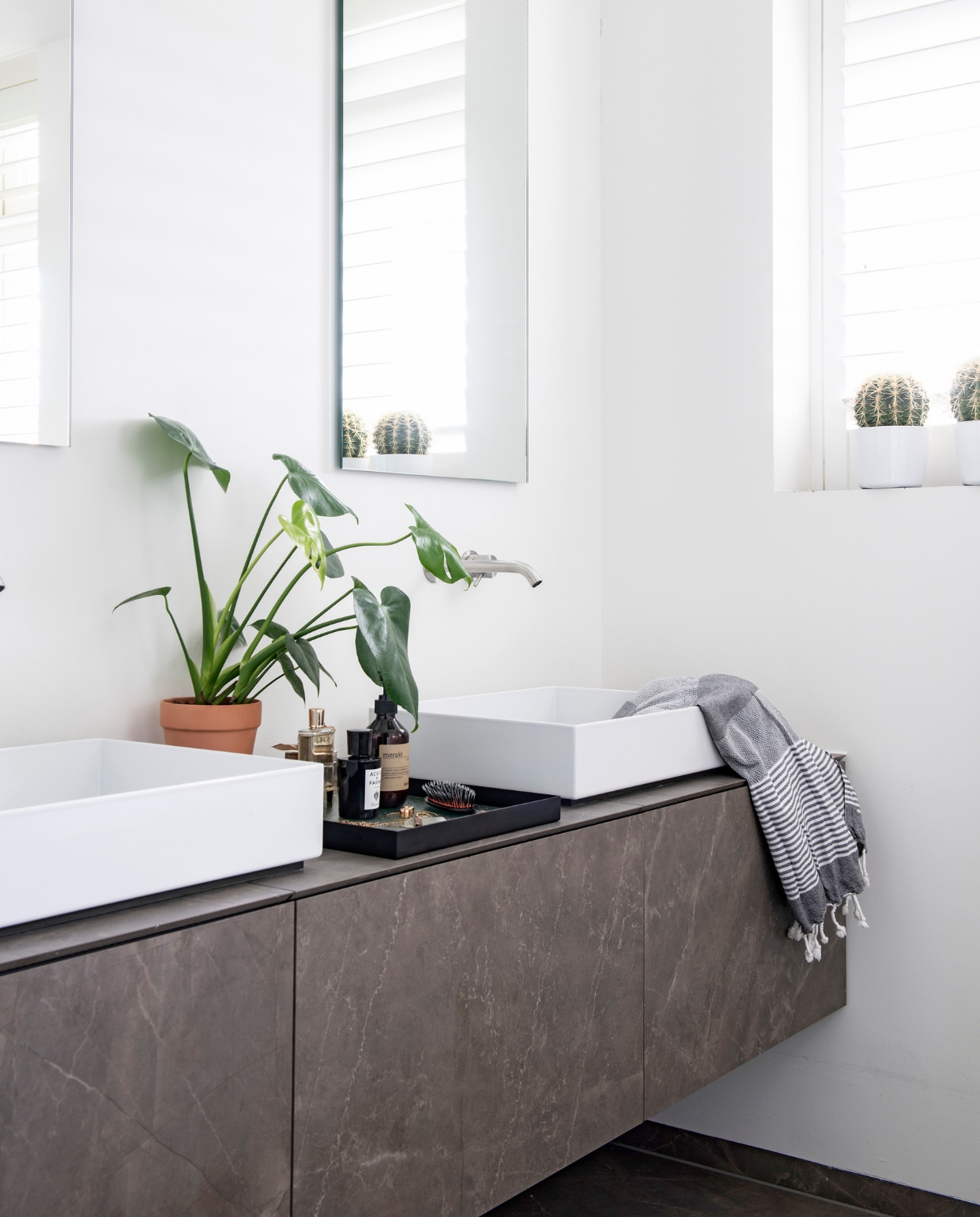 Wastafels en spiegel van Vola, glazen blad Ferm Living, hammamdoek uit Marrakech, kastensysteem van Blum, betegeld met een tegel uit de collectie van Jos van Zijl. vtwonen 05-2019 | styling Inge van Lieshout, Inside Homepage | fotografie Louis Lemaire, Inside Homepage
