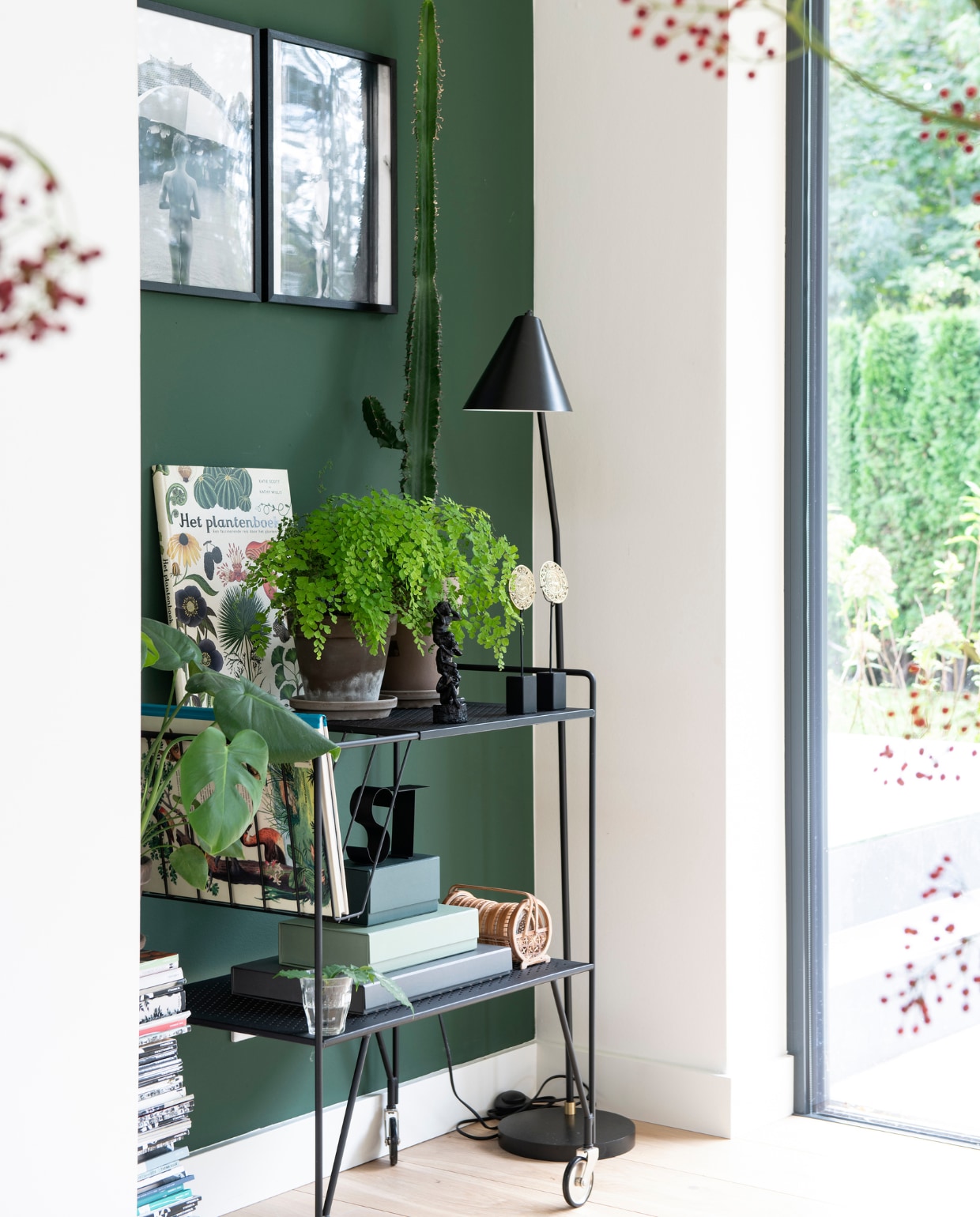 Zwarte trolley en vloerlamp House Doctor. Groene verf van Histor. Illustratie van Geertje Aalders. vtwonen 05-2019 | styling Inge van Lieshout, Inside Homepage | fotografie Louis Lemaire, Inside Homepage