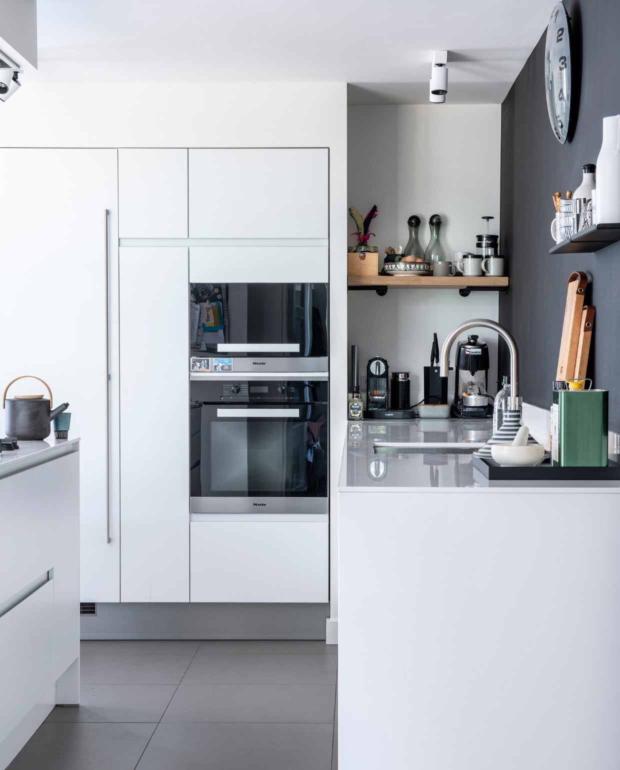 Keuken van Carpentier, kraan van Quooker, vloer via Intermat. vtwonen 05-2019 | styling Inge van Lieshout, Inside Homepage | fotografie Louis Lemaire, Inside Homepage
