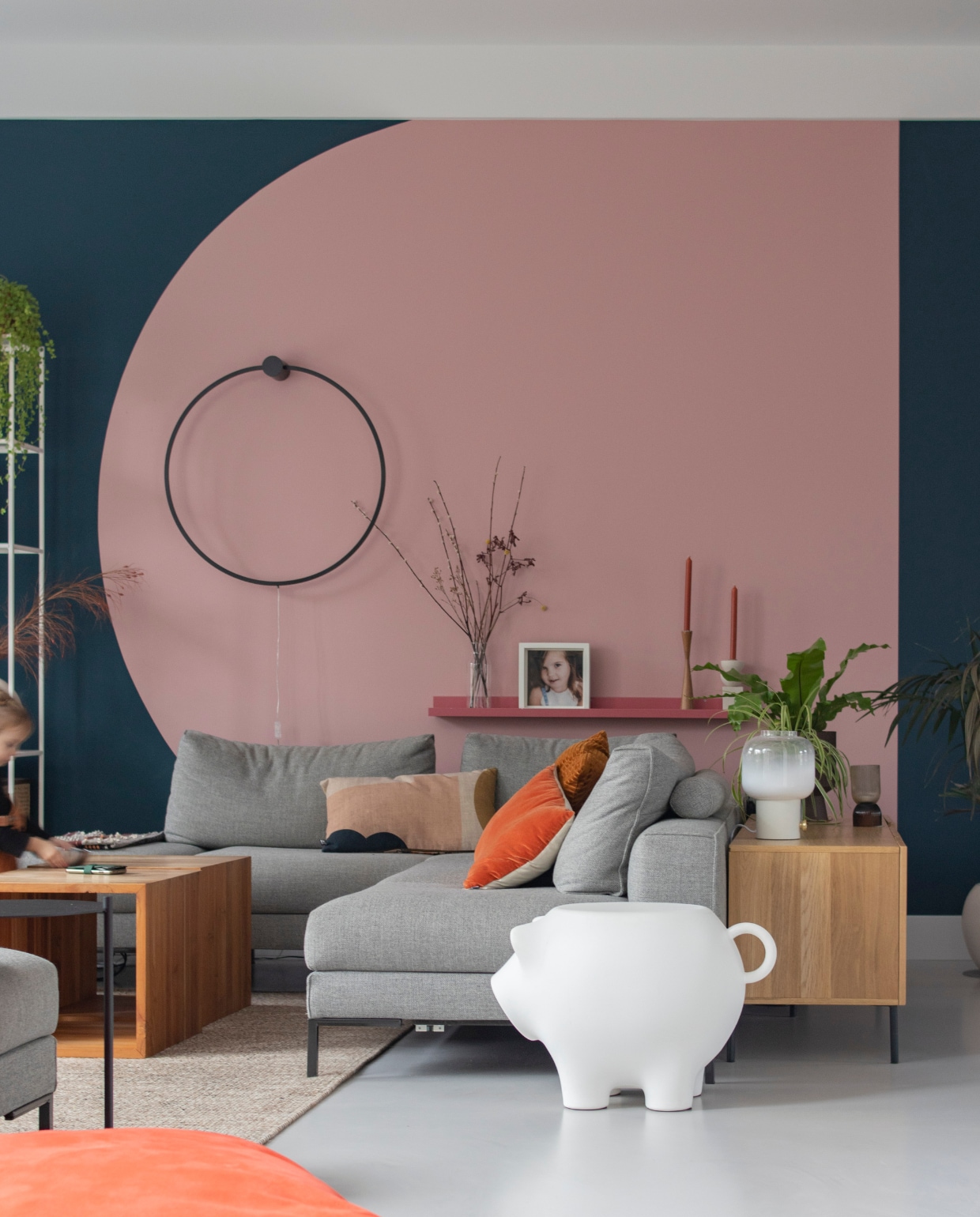 Muurverf Haags blauw van Gamma, roze muurverf onbekend, bank Design on Stock, fauteuils via Ibiza Outdoor, wandkast VM-Design, grondkussen Fatboy, vloerlamp Karwei, bloempotten Intratuin, wandcirkel Trendhopper, leeggelopen discobal zelfgemaakt. Overig onbekend. vtwonen 11-2022 | productie CocoFeatures | fotografie Anne de Haan