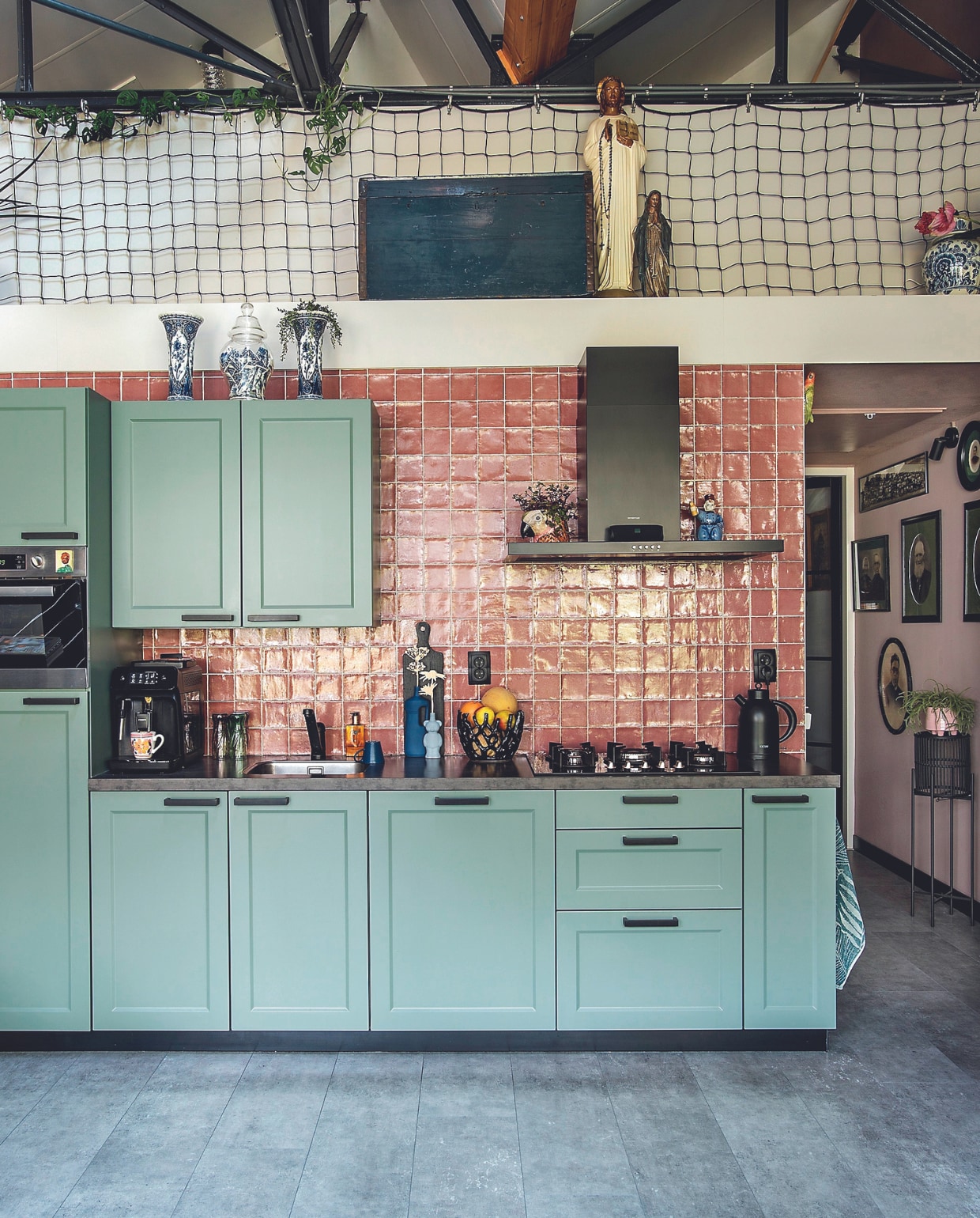 Keuken zat al in het huis, geverfd met Green Smoke van Farrow &amp; Ball. Wandtegels Tegels in Huis, vloer betonlook laminaat van Carpetright, flesvaas Foekje Fleur, houten bloem @cut.spul, fruitmand Pels Bloemisten, koffiemachine Philips. Overig kringloop, rommelmarkt of onbekend. vtwonen 05-2024 | fotografie Ton Bouwer
