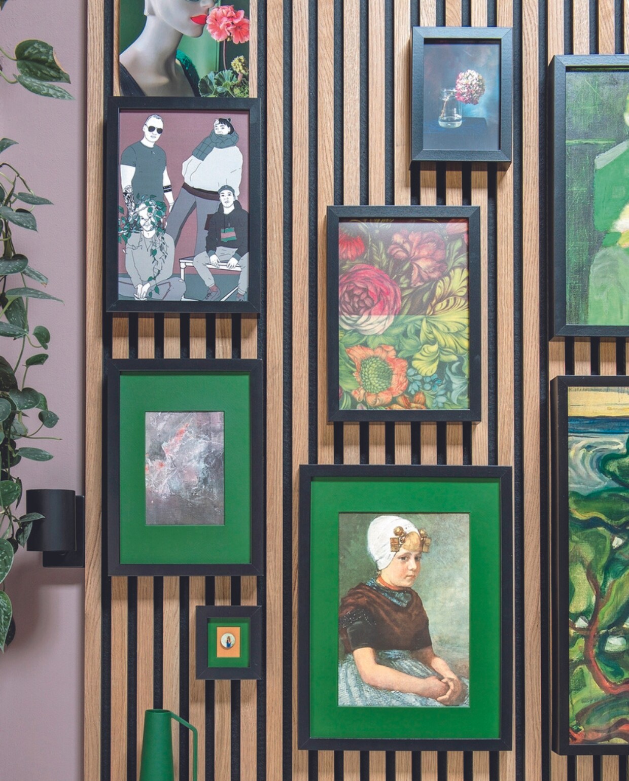 Met de klok mee: illustratie vier kinderen van het gezin door dochter @ocean_tattoo, kunstfoto Maudy Brussel, bloemenposter Nin-Nit, portret kringloop, munt beschilderd door Cocky, papierkunst Ineke Tijsseling. vtwonen 05-2024 | fotografie Ton Bouwer