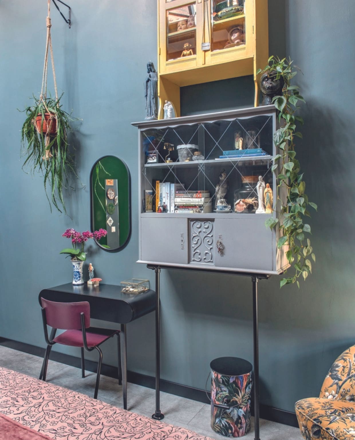 Kasten en bureau Markplaats. Fauteuil BePureHome, prullenbak Kwantum. Overig kringloop, rommelmarkt of onbekend. vtwonen 05-2024 | fotografie Ton Bouwer