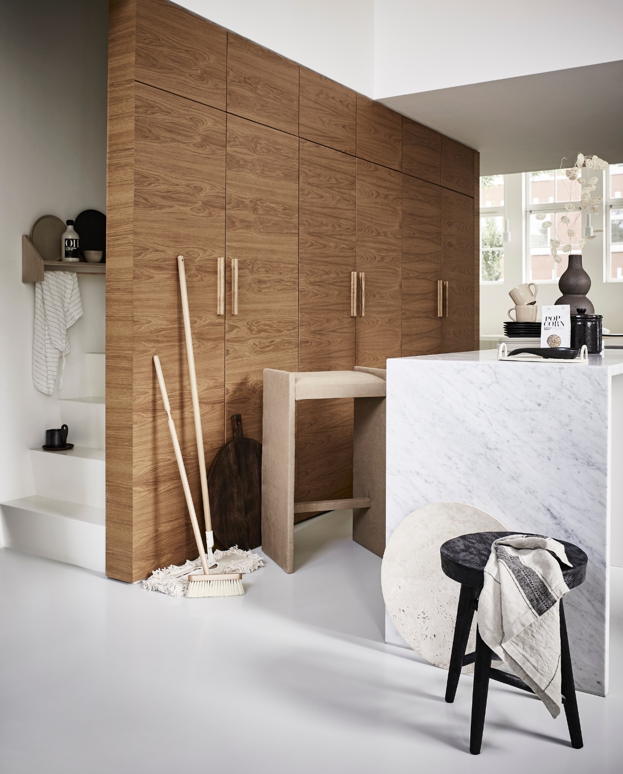 Kruk kringloop € 7,50 (kringloopwinkelleiderdorp.nl) bekleed met stof per meter € 39,95 (stof.nl). Dweil € 59,99, bezem € 22,99, zwarte pot € 17,99 en zwarte lepel € 12,99 (zarahome.com). Ronde houten snijplank € 29,99, zak popcornmaïs € 5,99, bruine vaas € 39,99, zwarte kruk € 59,99 (hm.com). Droogbloemen (waterdrinker.nl). Stenen prijzen op aanvraag, ronde serveerschaal € 480,- (homestede.nl). Wandrek Reizo € 132,- (sukha.nl). Fles olijfolie € 17,95 (nicolasvahe.com). Beige bord € 22,90, donkerbruin bord € 22,90, mokje € 9,90, theedoek € 27,90, mokken met oor per stuk € 17,-, wit dienblad op aanrecht prijs op aanvraag, schoteltje op trap per stuk € 7,90 (letoile.store). Zwarte mok op trap € 19,- (fermliving.com). Borden Pure Serax per stuk € 17,99 (vtwonen.nl). vtwonen 09-2021 | styling Liza Wassenaar | fotografie Alexander van Berge