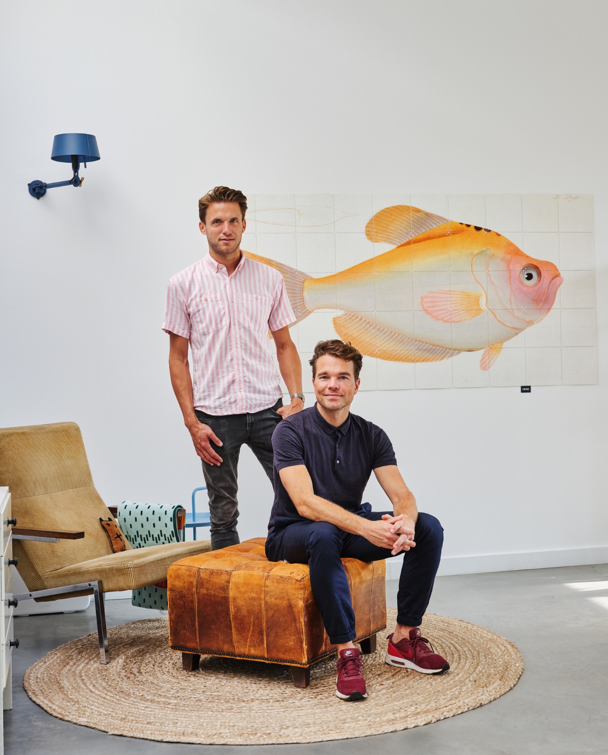 De bewoners, Roel en Ruud, van het voormalig koetshuis in ’s-Hertogenbosch. vtwonen binnenkijken special 131-2022 | fotografie Rene van der Hulst | styling Marloes Wolfs