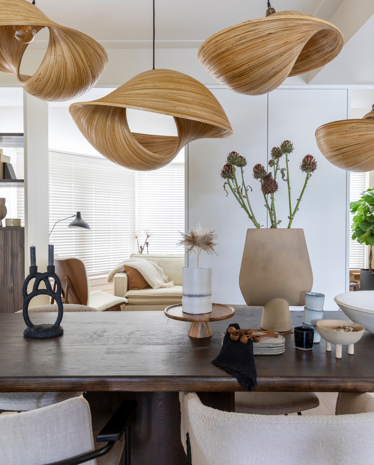 Kleur op de muren, kozijnen, plinten F4.10.70 Flexa. Kleur op het plafond F6.08.75 Flexa. Raamdecoratie Luxaflex op maat gemaakt Woninginrichting-Aanhuis. Elektrische gordijnen Riga kleur 13 Woninginrichting-Aanhuis. Kast op maat gemaakt houtdecor S158 Okobo van Decolegno Meijer Maat Interieurs. Diy radiator ombouw op maat gemaakt. Plafondlampen zwart vtwonen. Hanglampen Udara, 70 cm (groot), 60 cm (middel), 50 cm (klein) Sooka Interior. Eettafel met bijpassende bank op maat gemaakt Combitex. Stof op het bankje Andante 7510-7 Eijffinger. Eetkamerstoelen Zion van Bodilson Eijerkamp. Eetkamerstoelen Place van Bodilson Eijerkamp. Eetkamerstoelen Patch van Bodilson Eijerkamp. Vloerkleed rond Monza 7839 Cunera. Bijzettafel zwart Eijerkamp. Vaas van Urban Nature Culture vtwonen. Kussen linnen Honey By Mölle. Kussen linnen Wheat By Mölle. Rond dienblad op poten H&M. Schaaltje zwart-wit HKliving. Kopje van Serax vtwonen. Kandelaar van Bloomingville vtwonen. Vaas van 101 Copenhagen Eijerkamp. Grote schaal handgedraaid bewerkt met Terra Sigilata Angelique Homberg. Keramiek waar de bloem in zit Eijerkamp. Bowl Sand (waar de koekjes in zitten) van 101 Copenhagen Eijerkamp. Borden van Serax vtwonen. Kopjes gebroken wit, bruin en zwart van Serax vtwonen. Taarthouder H&M. Taart met flowercloud en koekjes met dried flowers Sticky Flour. Servet zwart linnen HKliving. Lepels hout HKliving. Overig privébezit. vtwonen weer verliefd op je huis seizoen 13 aflevering 10 | styling Liza Wassenaar | fotografie Margriet Hoekstra