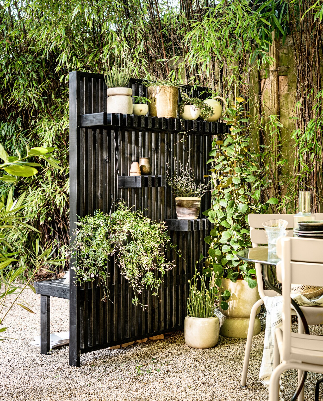 Grote bloempot op grond Ajonu XL, 45x57 cm (Øxh) € 380,-, links op bovenste plank bloempot Isa, 15x16 cm (Øxh) € 16,-, zwarte hangpot Torcello € 37,95 (nordal.eu). Glazen karaf Ripple van Ferm Living € 35,-, geruit badlaken van Kyoto, 92x165 cm € 28,-, kleine bloempot op grond Costa van Serax € 27,35, glazen Table Nomade van Serax, per 4 € 47,80, gieter Orb van Ferm Living, 2 liter € 76,90 (vtwonen.nl). Stoel Luxembourg van Fermob vanaf € 225,- (extravert.nl). Servies Antique Black Dunes vanaf € 8,75 (iblaursen.nl). Overige planten en potten (greenlifestylestore.nl). Overig privébezit. vtwonen 05-2021 | styling Kim van Rossenberg | uitvoering Richard van Meerveld | fotografie Sjoerd Eickmans