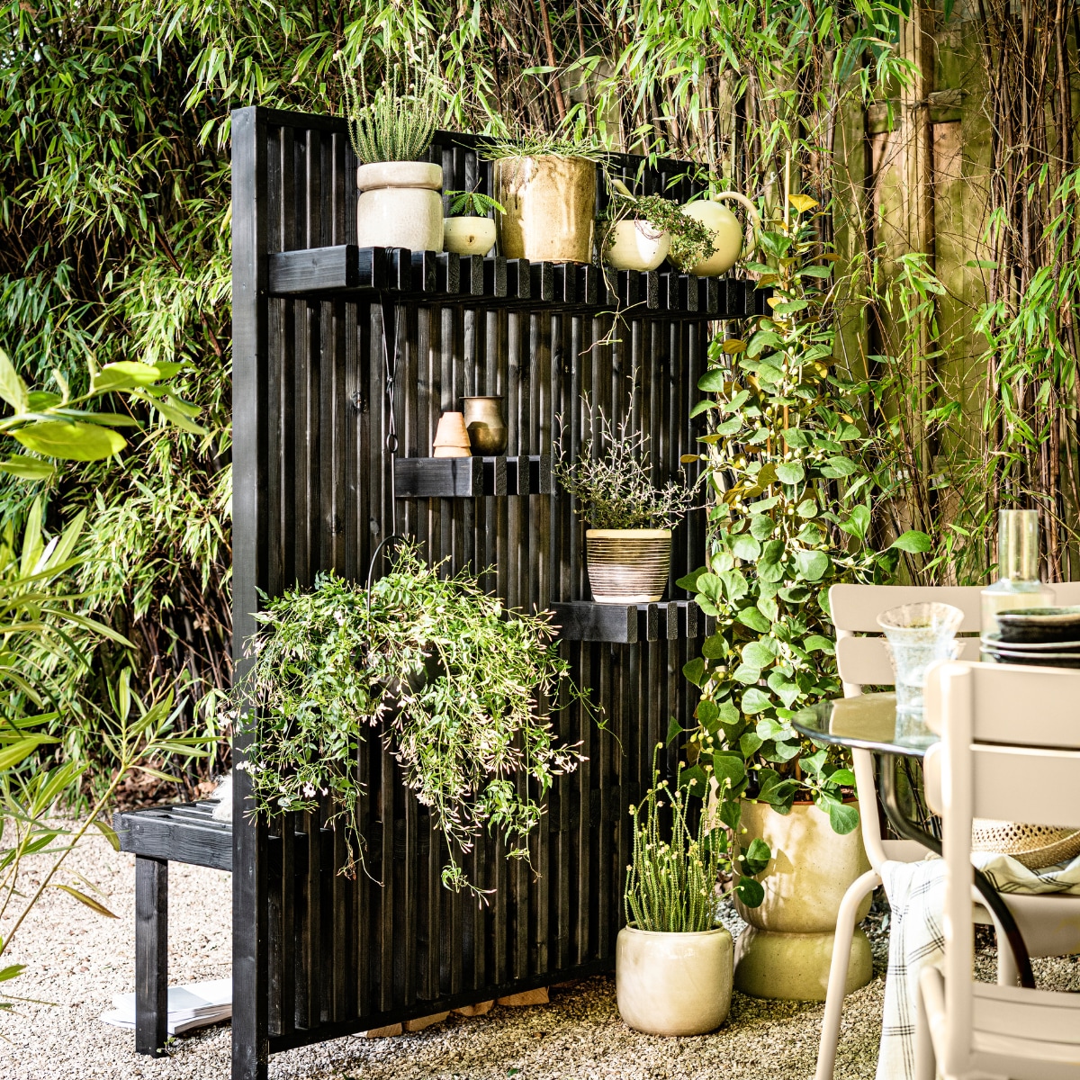 Grote bloempot op grond Ajonu XL, 45x57 cm (Øxh) € 380,-, links op bovenste plank bloempot Isa, 15x16 cm (Øxh) € 16,-, zwarte hangpot Torcello € 37,95 (nordal.eu). Glazen karaf Ripple van Ferm Living € 35,-, geruit badlaken van Kyoto, 92x165 cm € 28,-, kleine bloempot op grond Costa van Serax € 27,35, glazen Table Nomade van Serax, per 4 € 47,80, gieter Orb van Ferm Living, 2 liter € 76,90 (vtwonen.nl). Stoel Luxembourg van Fermob vanaf € 225,- (extravert.nl). Servies Antique Black Dunes vanaf € 8,75 (iblaursen.nl). Overige planten en potten (greenlifestylestore.nl). Overig privébezit. vtwonen 05-2021 | styling Kim van Rossenberg | uitvoering Richard van Meerveld | fotografie Sjoerd Eickmans