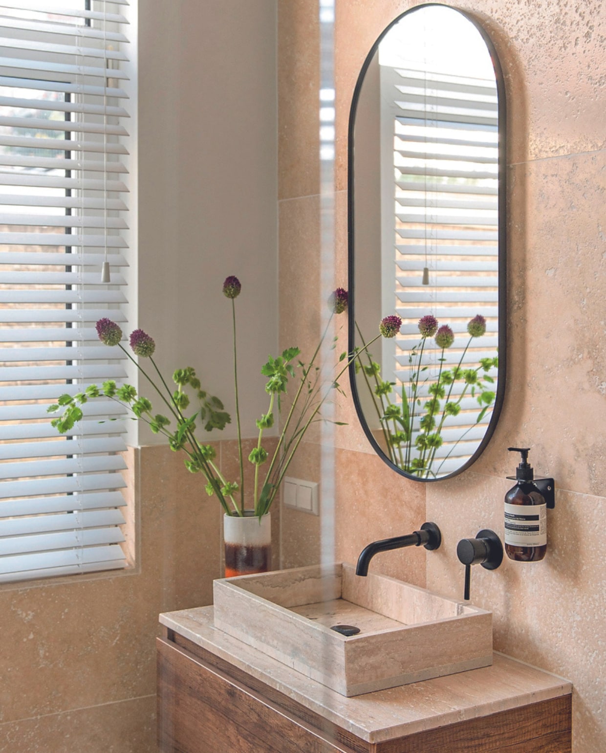 Wastafel Meya Studio, wastafelkast bouwmarkt, kraan Industriële Badkamer, spiegel Sanitairkamer, vaas Xenos, raambekleding Hema, travertintegels Tegel Outlet. vtwonen 05-2024 | productie De Binnenkijkers | styling Jeske Weel | fotografie Caroline Coehorst