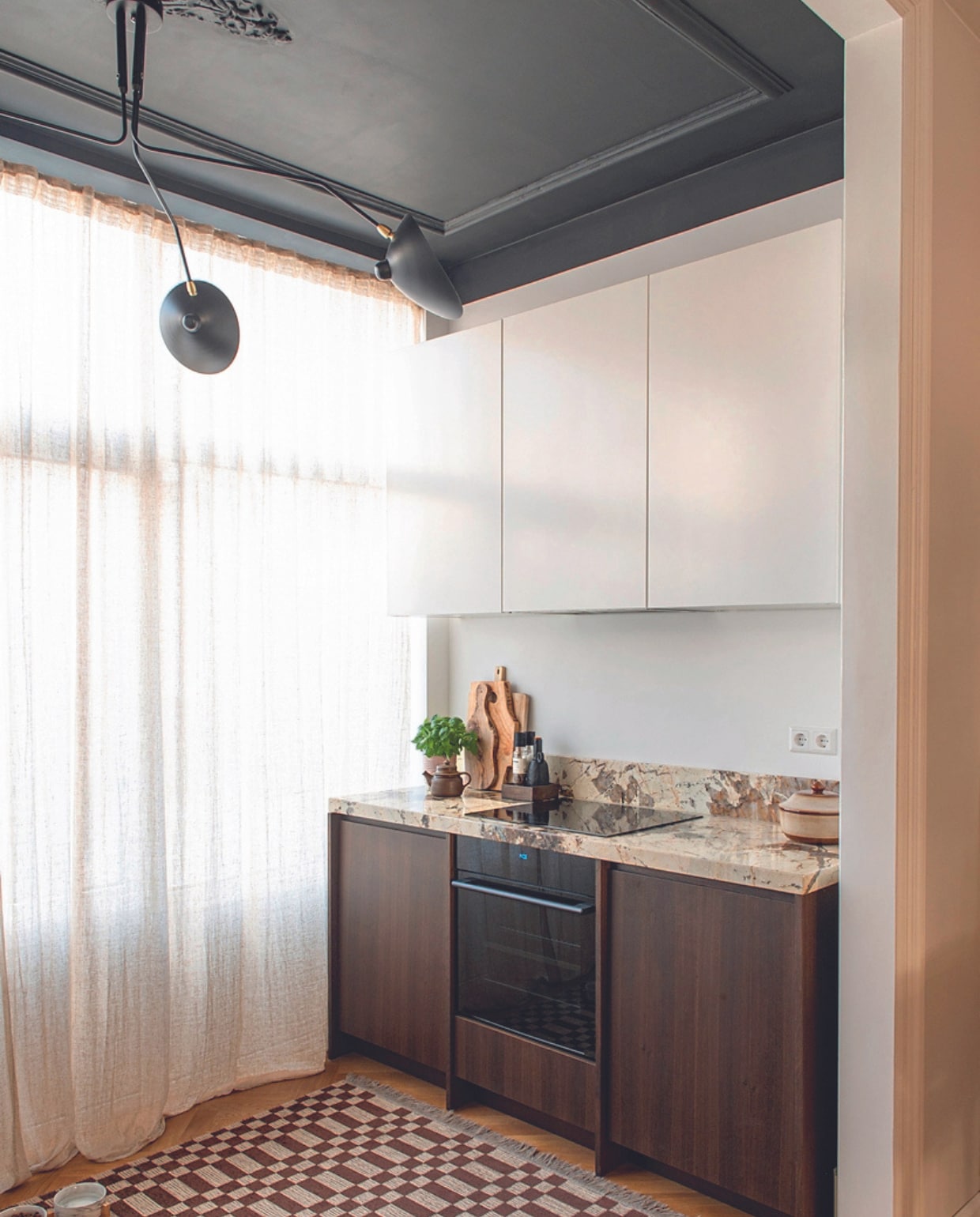 2 Hoge keukenkasten en binnenwerk keuken Ikea. Frontjes en zijpaneel Frøpt. Patagonia kwartsiet keukenblad StoneCenter. Oven en kookplaat Samsung. Vloerkleed Benuta, gordijnen H&amp;M Home, duckbill-plafondlamp Marktplaats. Overig onbekend. vtwonen 05-2024 | productie De Binnenkijkers | styling Jeske Weel | fotografie Caroline Coehorst