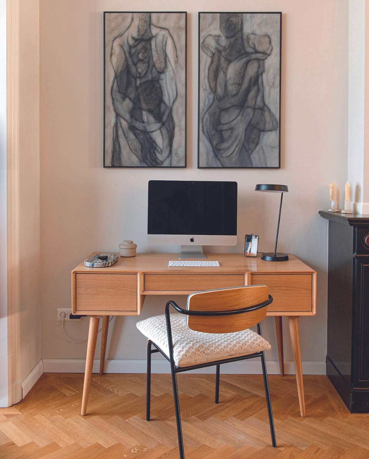 Bureau Made. Bureaustoel, boekensteunen en fotolijst cadeau. Kussen en marmeren tray H&amp;M Home. Pot kringloop, bureaulamp Ikea, kunstwerken Beaty Czetö, muurverf Skimming Stone van Farrow &amp; Ball. Overig onbekend. vtwonen 05-2024 | productie De Binnenkijkers | styling Jeske Weel | fotografie Caroline Coehorst