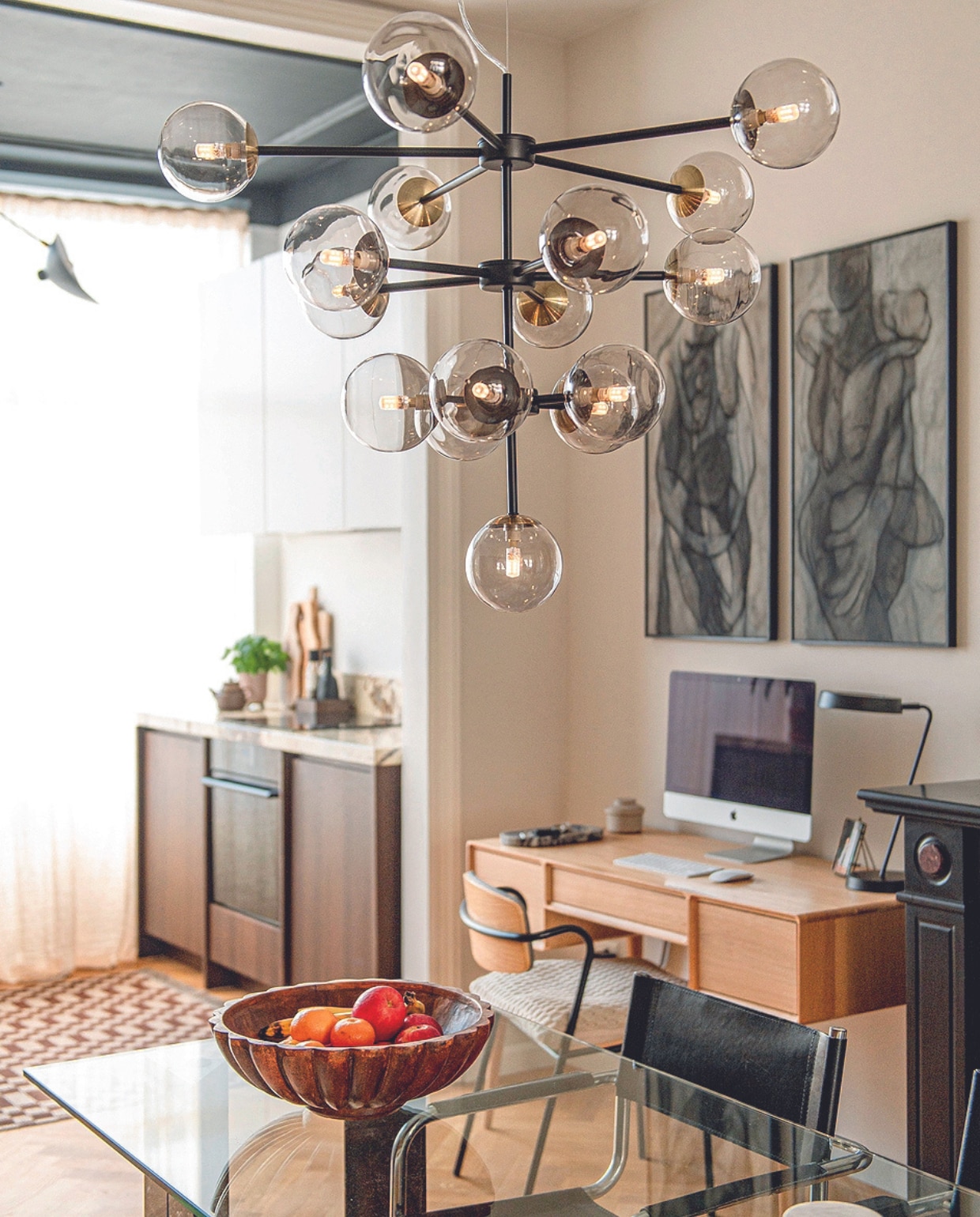 hanglamp Made. Fruitschaal kringloopwinkel.Bureau Made. Bureaustoel, boekensteunen en fotolijst cadeau. Kussen en marmeren tray H&amp;M Home. Pot kringloop, bureaulamp Ikea, kunstwerken Beaty Czetö, muurverf Skimming Stone van Farrow &amp; Ball. Overig onbeke vtwonen 05-2024 | productie De Binnenkijkers | styling Jeske Weel | fotografie Caroline Coehorst