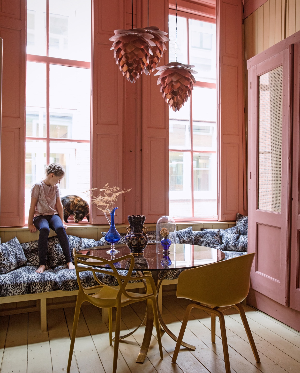 Verfkleur kozijnen Rosewood en muur en vloer Bisquit van Painting The Past. Hanglampen Conia van Umage. Bank op maat gemaakt, kussens zelfgemaakt. Vintage eettafel via Gevonden Op Marktplaats. Stoel links Masters van Kartell, rechts About a Chair van Hay. Vaasjes cadeau gekrege vtwonen 06-2021 | styling Ilona Jongepier | fotografie Dana van Leeuwen