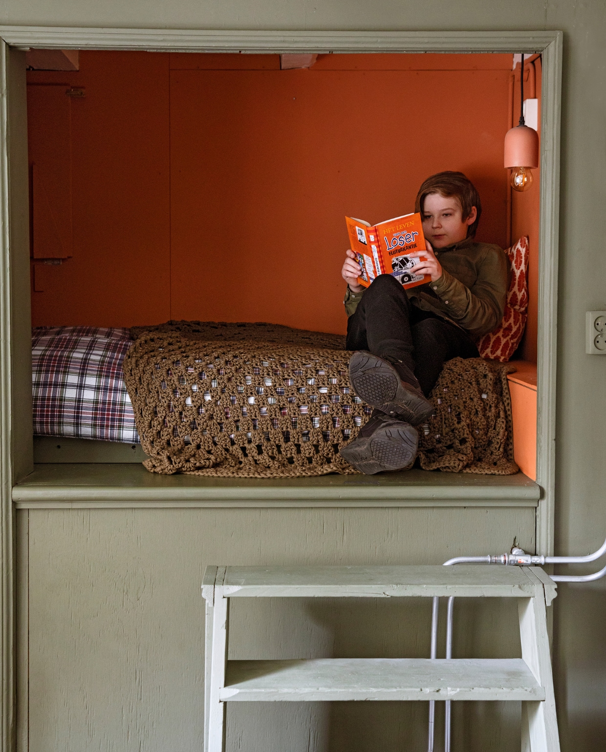 De bedstee op Pepijns kamer. Verfkleur Camouflage (grijsgroen) en Flowerpot (terracotta) van Painting the Past. Beddengoed Ikea. Sprei zelfgehaakt. vtwonen 06-2021 | styling Ilona Jongepier | fotografie Dana van Leeuwen