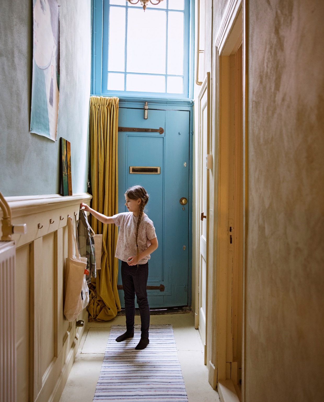 Verfkleur muur Celadon en houtwerk Bisquit van Painting The Past. Portret op doek Émeraude van Tinystories. vtwonen 06-2021 | styling Ilona Jongepier | fotografie Dana van Leeuwen