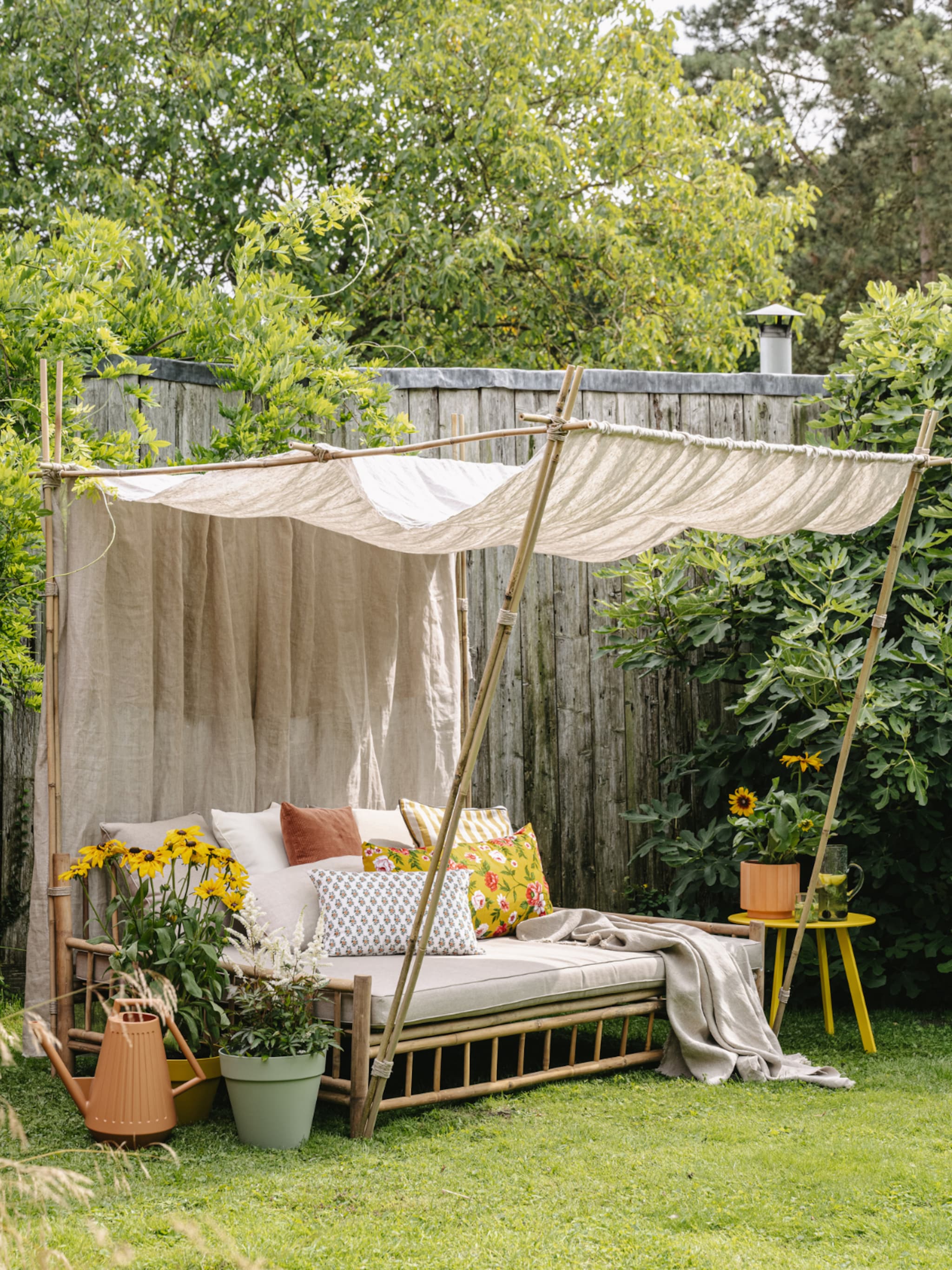 diy voor n hemelse schaduwplek zo maak je zelf een overdekte ligbank voor in de tuin