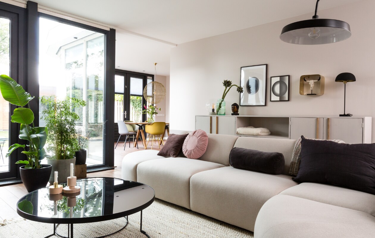 Kleur op de muur ‘Iets Veen’ Flexa, kleur streep ‘100% Veen’, kleur onder de streep ‘Vol Veen’ Flexa. Bank van HKliving, fauteuil ‘Coco’ Eijerkamp. Bijzettafelset zwart van Bodilson, bijzettafeltjes van Zuiver, vloerkleed ‘Frills’ van Zuiver Eijerkamp. Plaid van KAAT Amsterdam, kussens, kandelaar van Bloomingville, kandelaar ‘Upside Down’ vtwonen. Vloerlamp taupe, vloerlamp zwart Eijerkamp. Overig privébezit. vtwonen weer verliefd op je huis, seizoen 11 aflevering 8 | fotografie Barbara Kieboom | styling Fietje Bruijn
