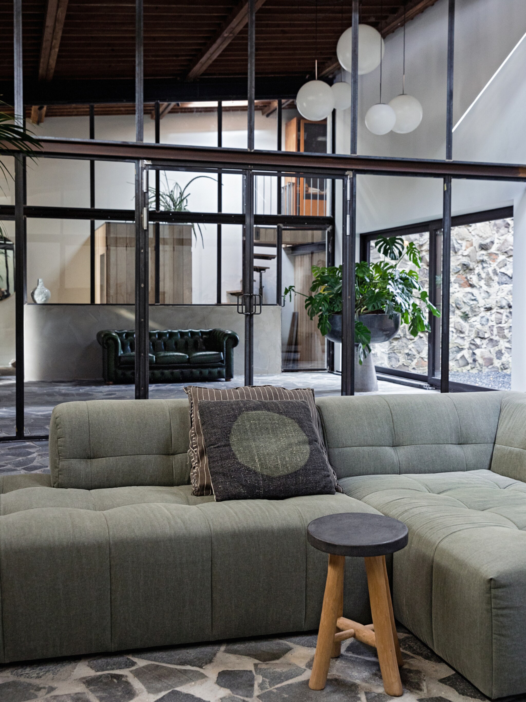 rauw en robuust tips voor een industriele woonkamer