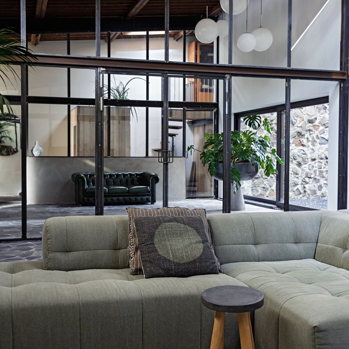 uitgelichte afbeelding vtwonen 03-2022 | styling Ilona Jongepier | fotografie Dana van Leeuwen | visagie Djolien de Kreij