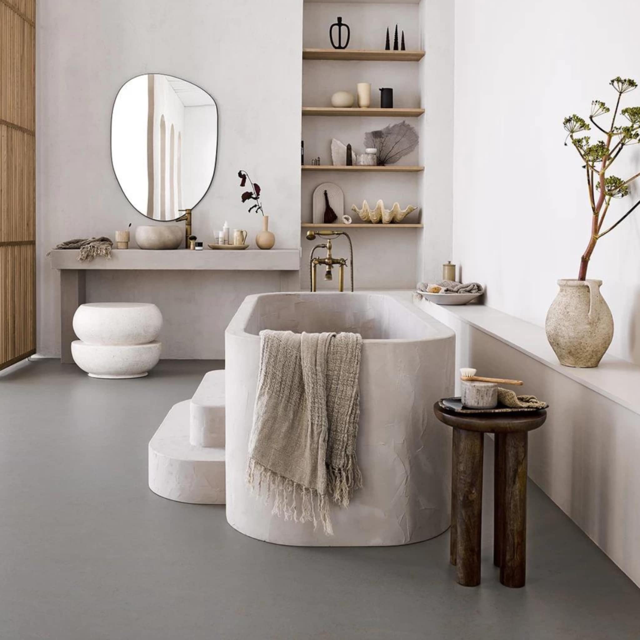 Badkamer in Japandi-stijl met natuurlijke materialen en aardse kleuren