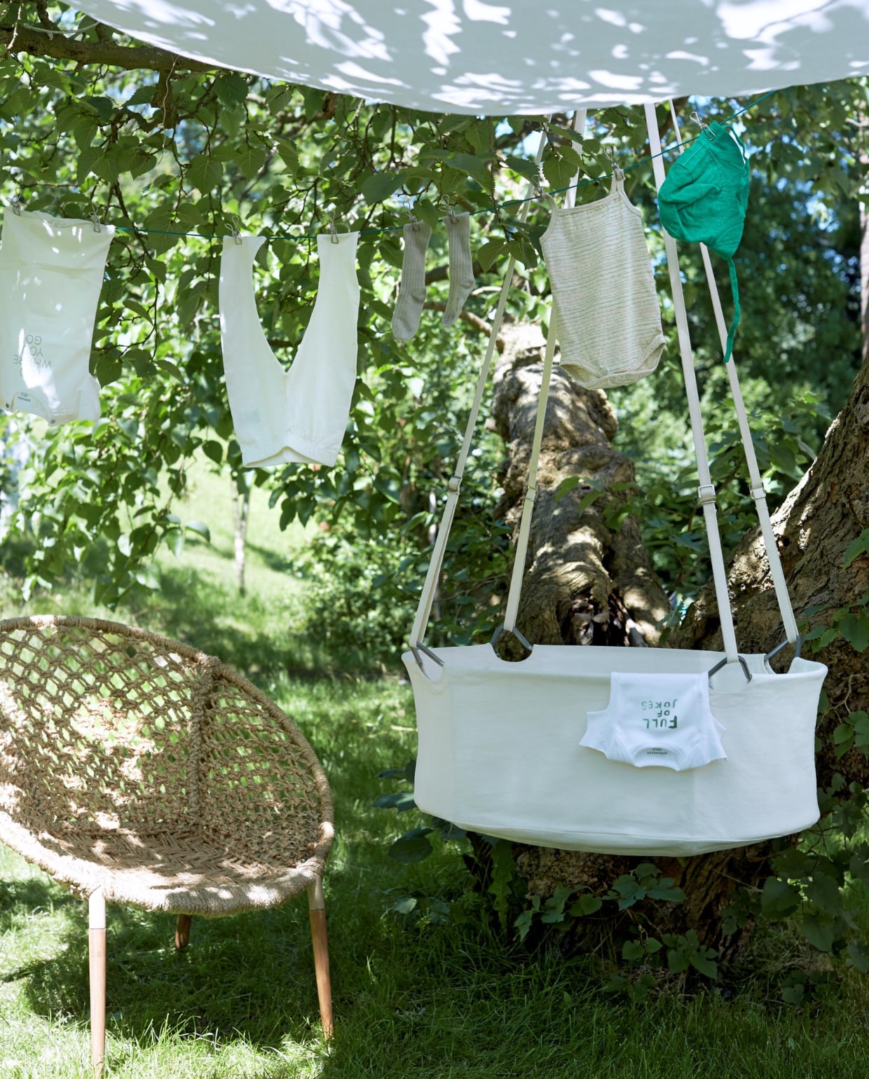Hangwieg € 225,-, kleding van Imps &amp; Elfs (Keet in Huis). Relaxstoel van gevlochten touw € 269,- (Madame Stoltz) vtwonen 08-2014 | styling Marianne Luning | fotografie Tjitske van Leeuwen