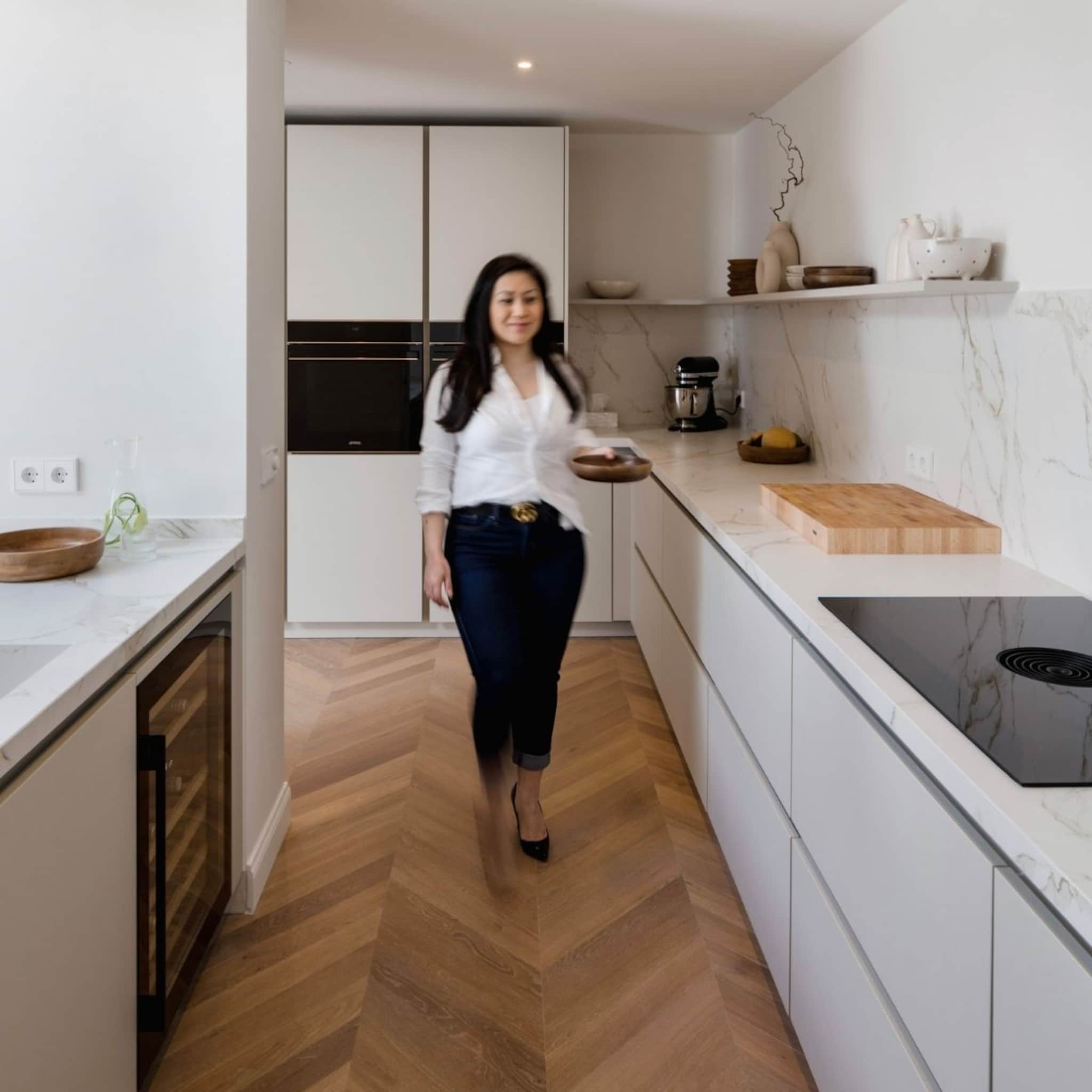 Witte open keuken met vissengraatvloer