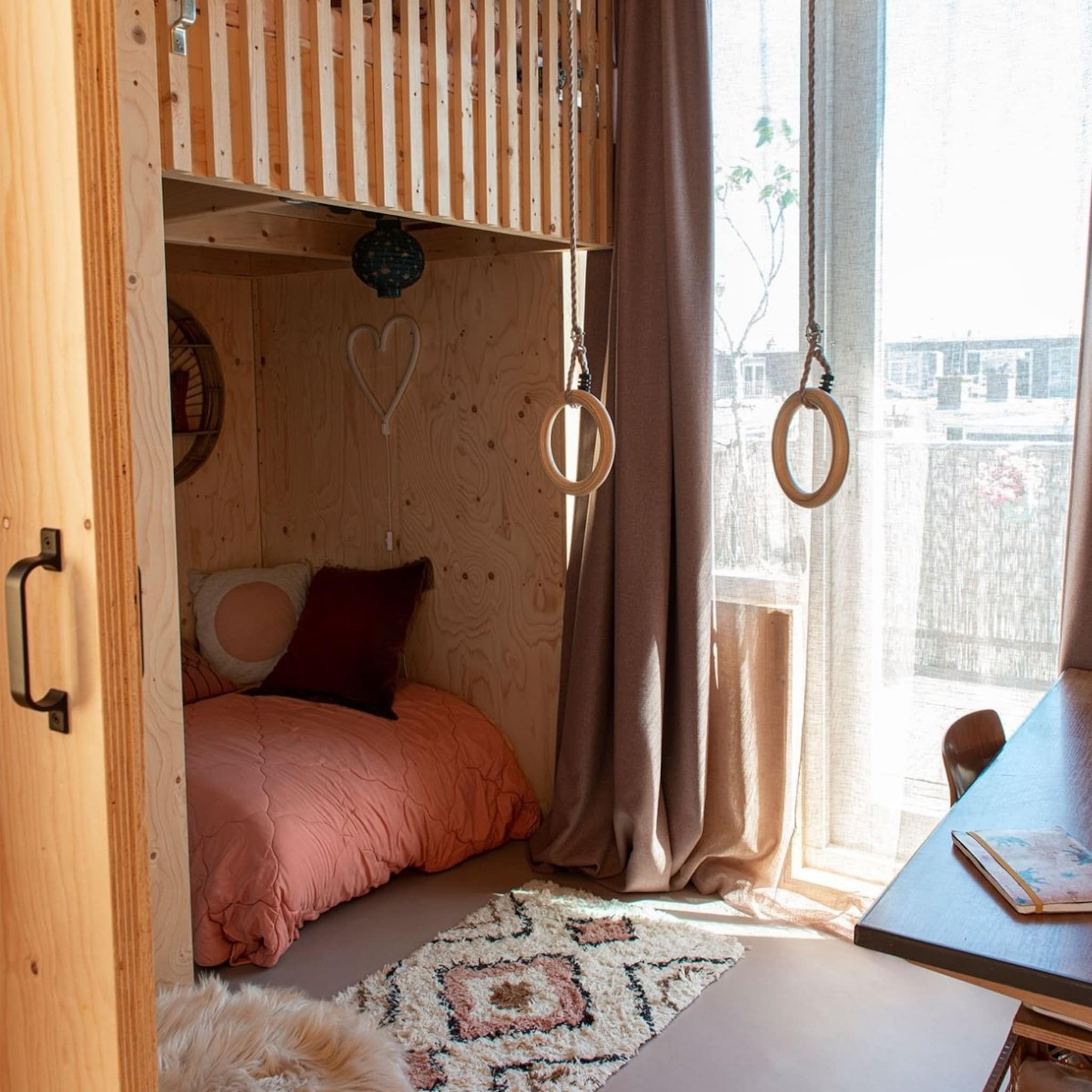 Kinder slaapkamer met een hoogslaper en ringen om in te hangen