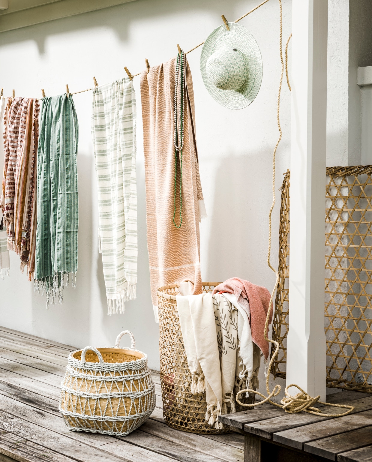 Bamboe rek € 33,- terrakleurige hamamdoek € 42,-, groene hamamdoek € 32,- (l’Etoile Conceptstore). Wit-groen gestreepte shawl € 29,95, shawl terra gestreept € 39,95 (Zara). Hoge mand Wayan € 38,50 (Manggis Living). Groot offwhite strandkleed met kwasten van Zuss € 19,99, donkerroze kleed van vtwonen € 59,95, lage naturel-witte touwmand € 71,50 (Nijhof). Zonnehoed (Sissy-Boy). Schelpenkettingen privébezit. vtwonen 07-2016 | styling Moniek Visser | fotografie Sjoerd Eickmans