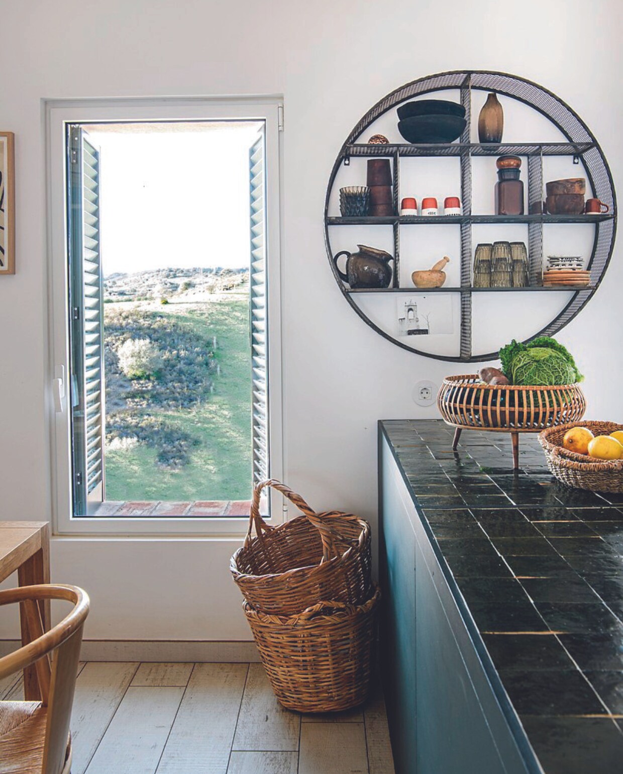 Manden lokaal, wandrek maatwerk, vergelijkbare Portugese tegels Patroonfabriek. Vergelijkbare verfkleur Ornament van Histor. vtwonen 06-2024 | productie Inside Homepage | styling Anja Bas Backer | fotografie Louis Lemaire
