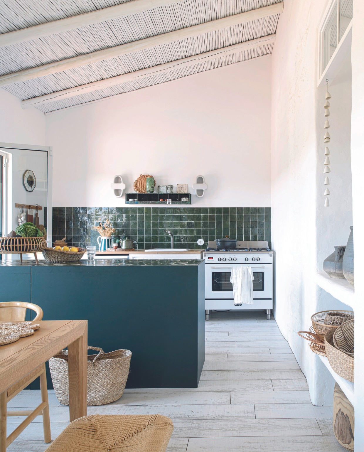 Vergelijkbare Portugese tegels Patroonfabriek. Vergelijkbare verfkleur Ornament van Histor. Wand-lampen, eettafel en stoelen AM.PM. Wandplank brocante. Manden Bloomingville. vtwonen 06-2024 | productie Inside Homepage | styling Anja Bas Backer | fotografie Louis Lemaire