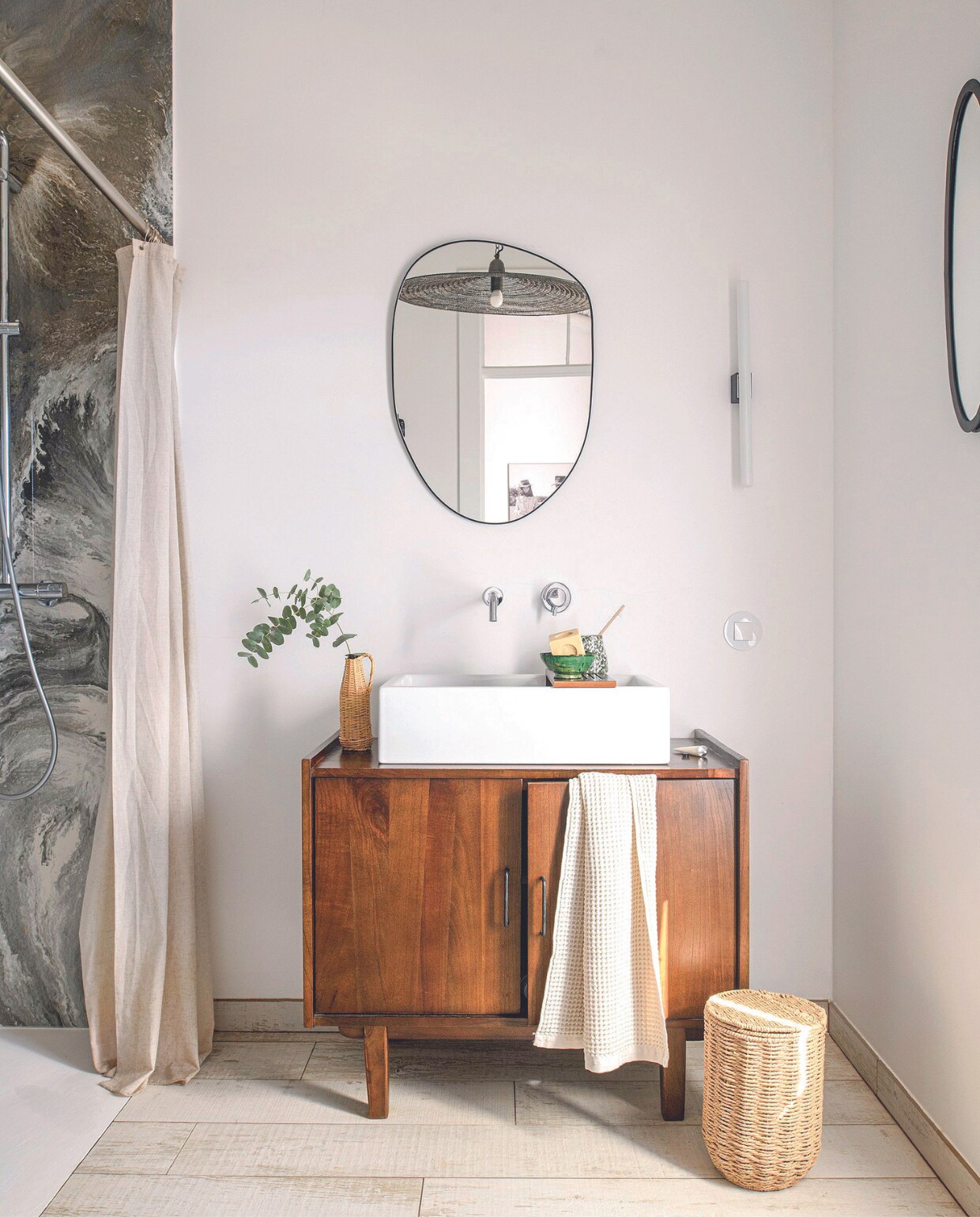 Wastafel en waskom Sanindusa, spiegel Zara Home, plafondlamp brocante, wandlamp Zangra. vtwonen 06-2024 | productie Inside Homepage | styling Anja Bas Backer | fotografie Louis Lemaire