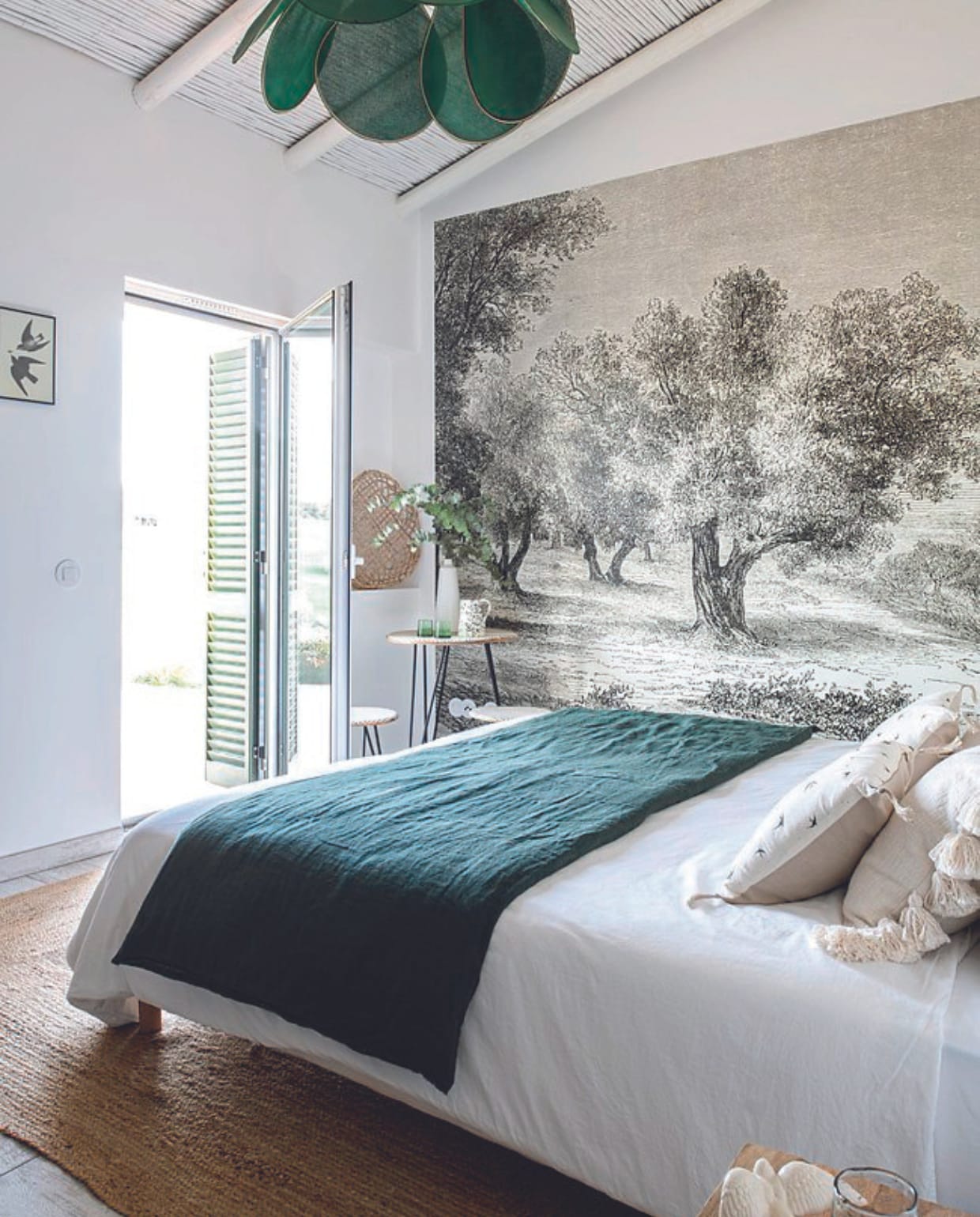 Plafondlamp Georges, behang Lé Papiers de Ninon, beddengoed AM.PM, tafel Madam Stoltz. vtwonen 06-2024 | productie Inside Homepage | styling Anja Bas Backer | fotografie Louis Lemaire