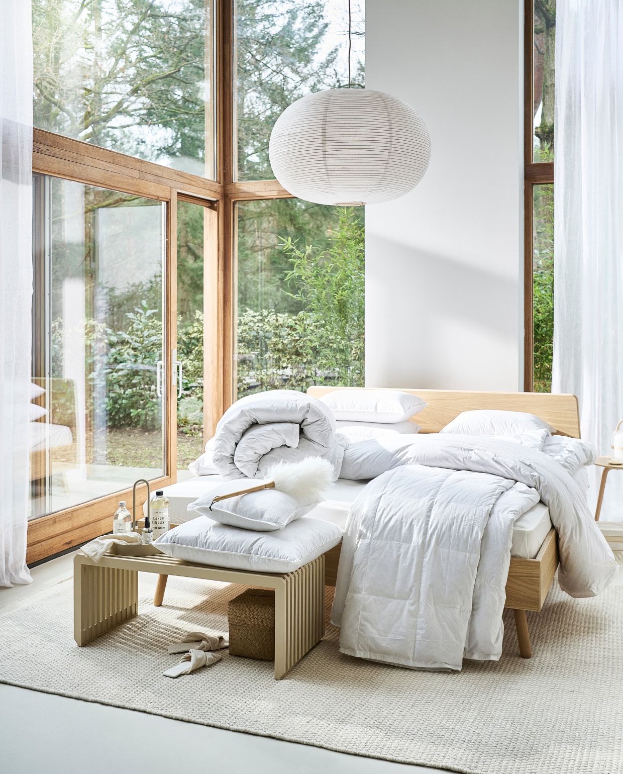 vtwonen collectie (diverse onderdelen uit de beddengoedcollectie Dixxius Green by vtwonen). M.m.v. loof.nl (houten bed Basket), vtwonen.nl (bank van HKliving, vloerkleed van Linie Design, fauteuil van Kave Home, houten bijzettafel en hanglamp van Hay, dienblad met handvat van Ferm Living, houten vogel van Vitra), dille-kamille.nl (rieten mand met deksel, wasverzachter, kussenspray, schaal), zarahome.com (stoffer en blik, plumeau, tafellamp, gordijn, wasmiddel, plaid, zijden slaapmasker). Overig privébezit. vtwonen 04-2022 | productie Tanja Saarberg | styling Sanne Ketelaar | fotografie Sjoerd Eickmans