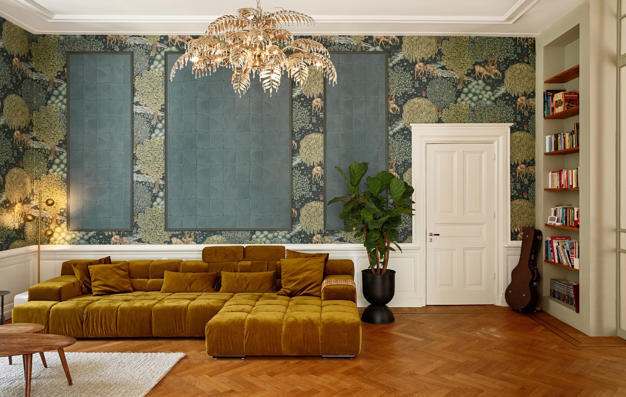 Vloer Visgraat Vloeren Specialist. Bank, loveseat en kroonluchter Zitmaxx Wonen, behang Morris &amp; Co, muurlijsten met behang Arte. Kleed Ikea, tafels Zara Home, bijzettafel Karwei. Staande lamp Fonq. Plantenpot Ferm Living. vtwonen binnenkijken special 131-2024 | styling Ilona Jongepier | fotografie Dana van Leeuwen