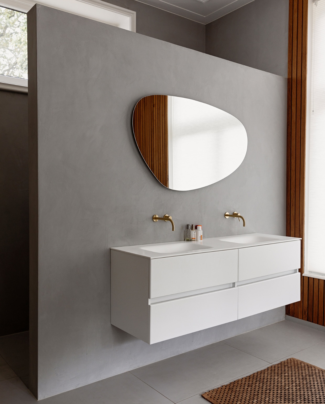 Bad, kraan, wastafel en spiegel Tegeldepot. Stalen deuren Interior Elements, rolgordijn Veneta. Lattenmuur zelfgemaakt met thermo fraké hout, badmat Nijhof vtwonen binnenkijken special 131-2024 | styling Ilona Jongepier | fotografie Dana van Leeuwen