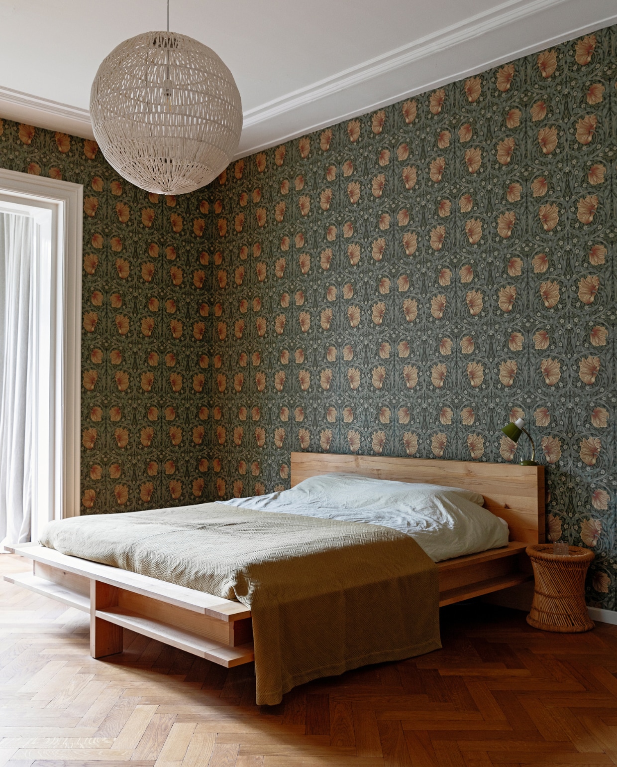 Bed Nachtleven, sprei Zitmaxx Wonen, nachtkastje Loui, dekbedhoes Ikea. Behang Morris &amp; Co, lamp Fonq vtwonen binnenkijken special 131-2024 | styling Ilona Jongepier | fotografie Dana van Leeuwen