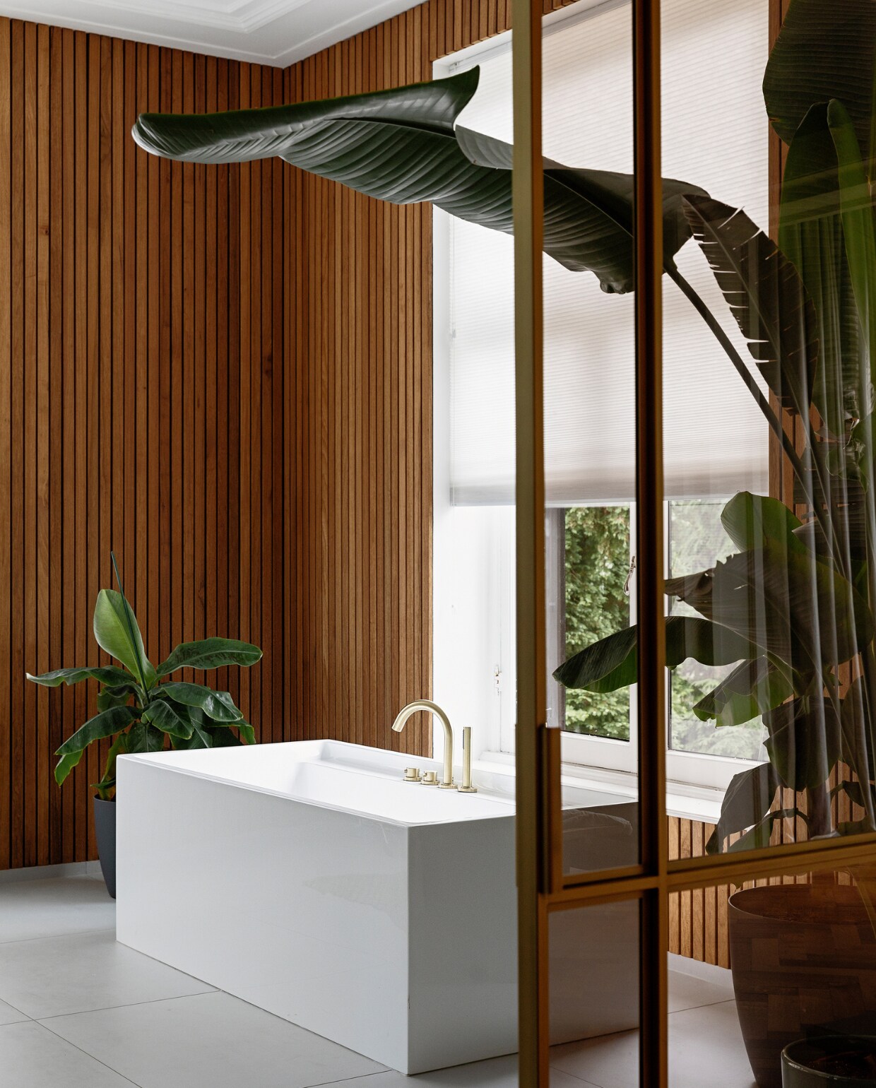 Bad, kraan, wastafel en spiegel Tegeldepot. Stalen deuren Interior Elements, rolgordijn Veneta. Lattenmuur zelfgemaakt met thermo fraké hout, badmat Nijhof. vtwonen special binnenkijken 131-2024 | styling Ilona Jongepier | fotografie Dana van Leeuwen