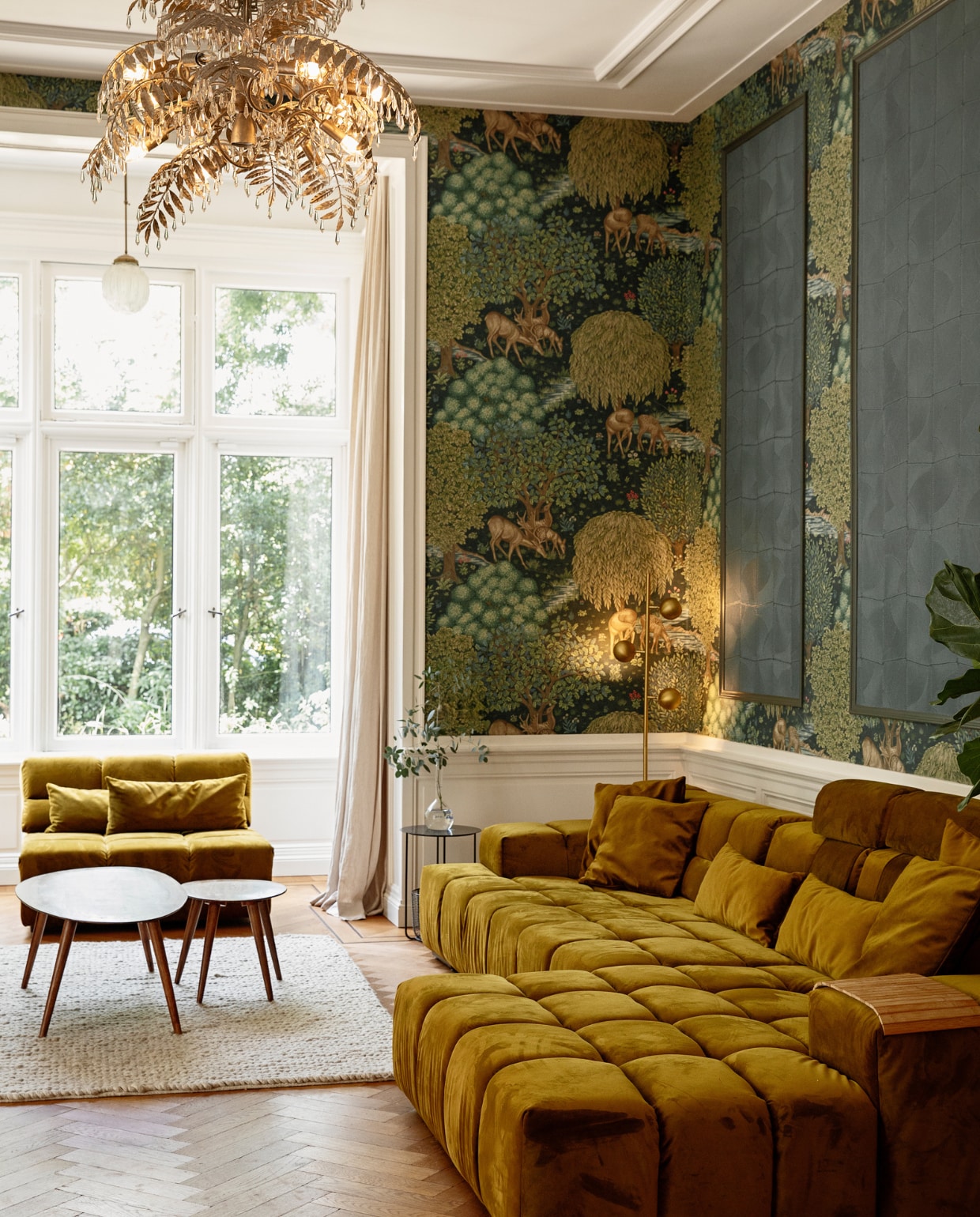 Bank en loveseat Zitmaxx Wonen, behang Morris &amp; Co, muurlijsten met behang Arte. Kleed Ikea, tafels Zara Home, bijzettafel Karwei. Staande lamp Fonq, kroonluchter Zitmaxx Wonen. Linnen gordijnen stof van lappenmarkt Utrecht, gemaakt door Maikel Slegers Interieurstoffering. Plafondlamp Marktplaats. vtwonen binnenkijken special 131-2024 | styling Ilona Jongepier | fotografie Dana van Leeuwen