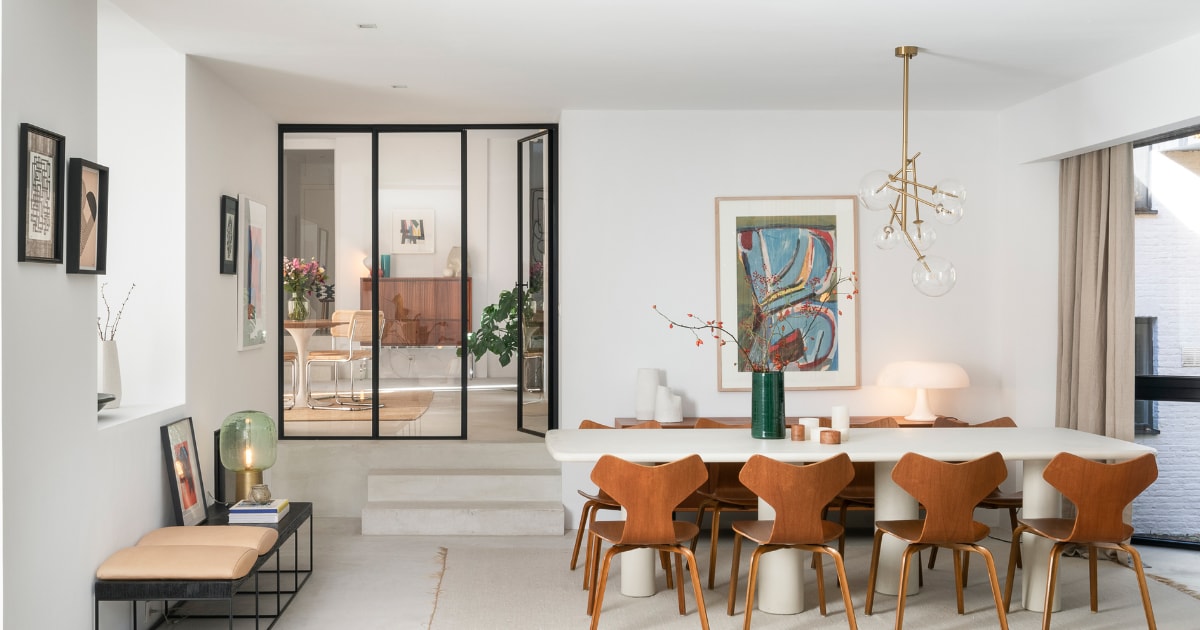 Kijk binnen in een basic, kunstig jaren 70-bungalow