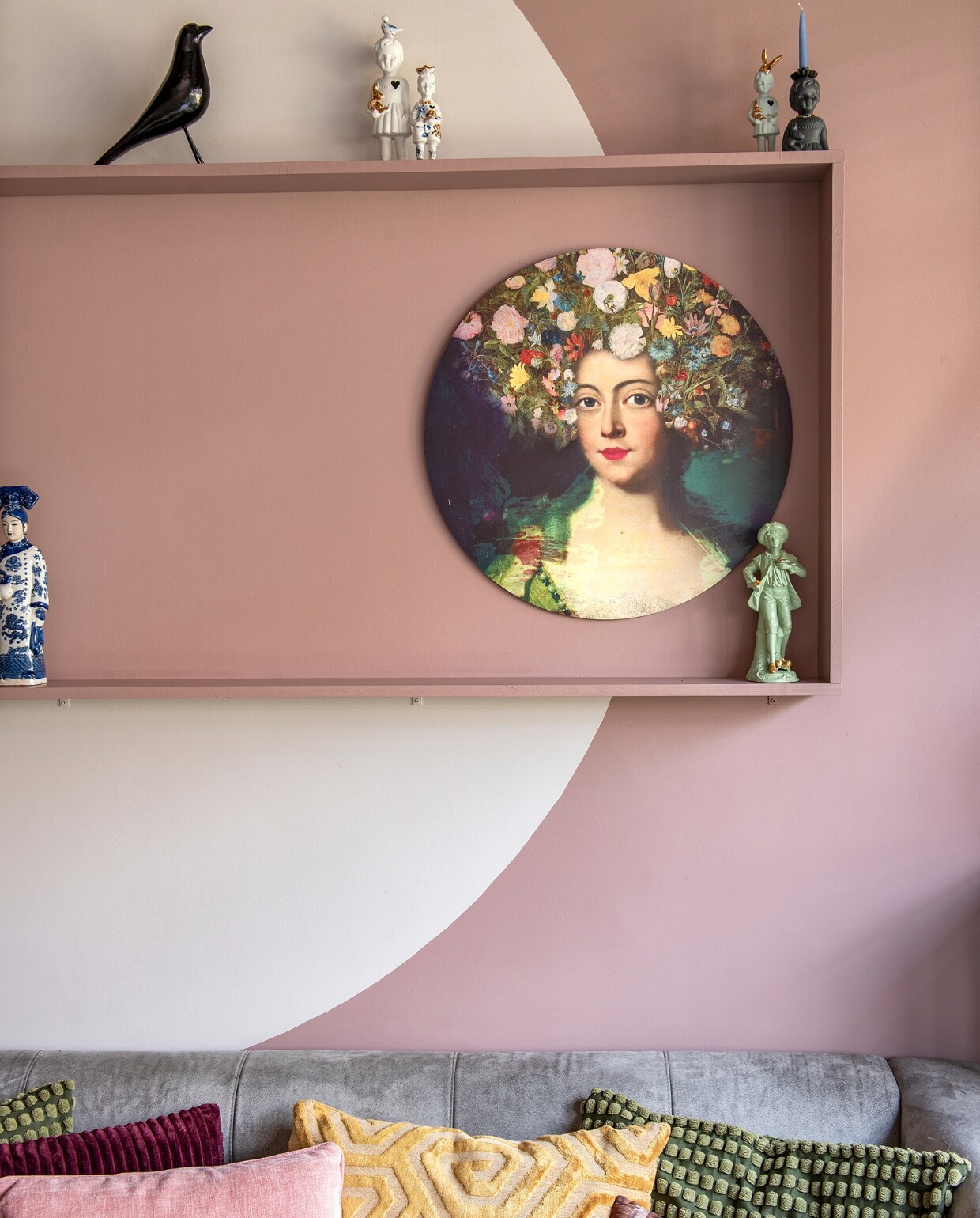 wandcirkel vrouw Wallz, Chinees beeld @kastjenaardemuur, vaasfles Foekje Fleur, keramieken poppen Lammers &amp; Lammers, houten bloem @cut.spul, groene bloempot Henny’s Home, vogel AliExpress, muurverf Sulking Room Pink van Farrow &amp; Ball. Overig kringloop of onbekend. vtwonen 05-2024 | fotografie Ton Bouwer