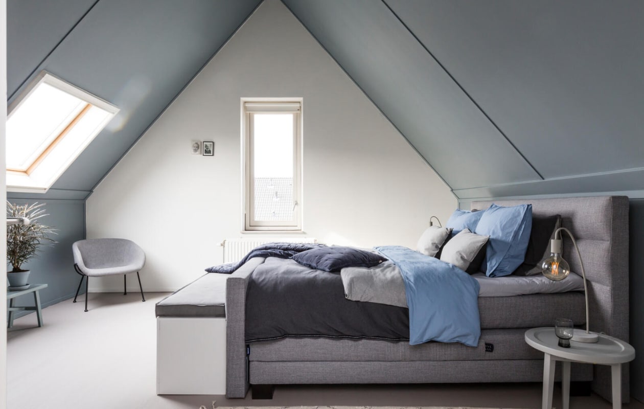 Vloer Novilon van vtwonen lichtgrijs per m2 € 27,25 (woninginrichting-aanhuis.nl). Muurverf Opblaasbaar per liter € 20,50 (histor.nl). Bed Karlsson Silkeborg Lina, eiken poten in Show Grey, elektrisch bedienbaar prijs op aanvraag (beterbed.nl). Dekbedovertrekset Casual Beauty inclusief 2 kussenslopen, 240x200 cm € 119,-, sprei Velvet Touch blauw € 119,95, kussen Velvet Touch blauw € 34,95, sierkussens Soft Jersey € 24,95, dekbedovertrek New Vintage denim blauw € 94,95 (walra.nl). Bijzettafel van vtwonen grijs hout € 189,-, bankje Side by Side van vtwonen in jadegroen € 149,-, bank Bunk van vtwonen, 45x177x41 cm (hxbxd) € 359,-, kussen op bank € 79,-, aan weerszijde bed badmat van HK Living zwart-wit per stuk € 69,95, fauteuil Feston van Zuiver in fab grey € 499,- (vtwonen.nl). Tafellamp € 39,95 (eijerkamp.nl). Glas Smoke € 8,95 (hkliving.nl). vtwonen Weer verliefd op je huis seizoen 9 aflevering 12 | Styling Marianne Luning | Fotografie Barbara Kieboom