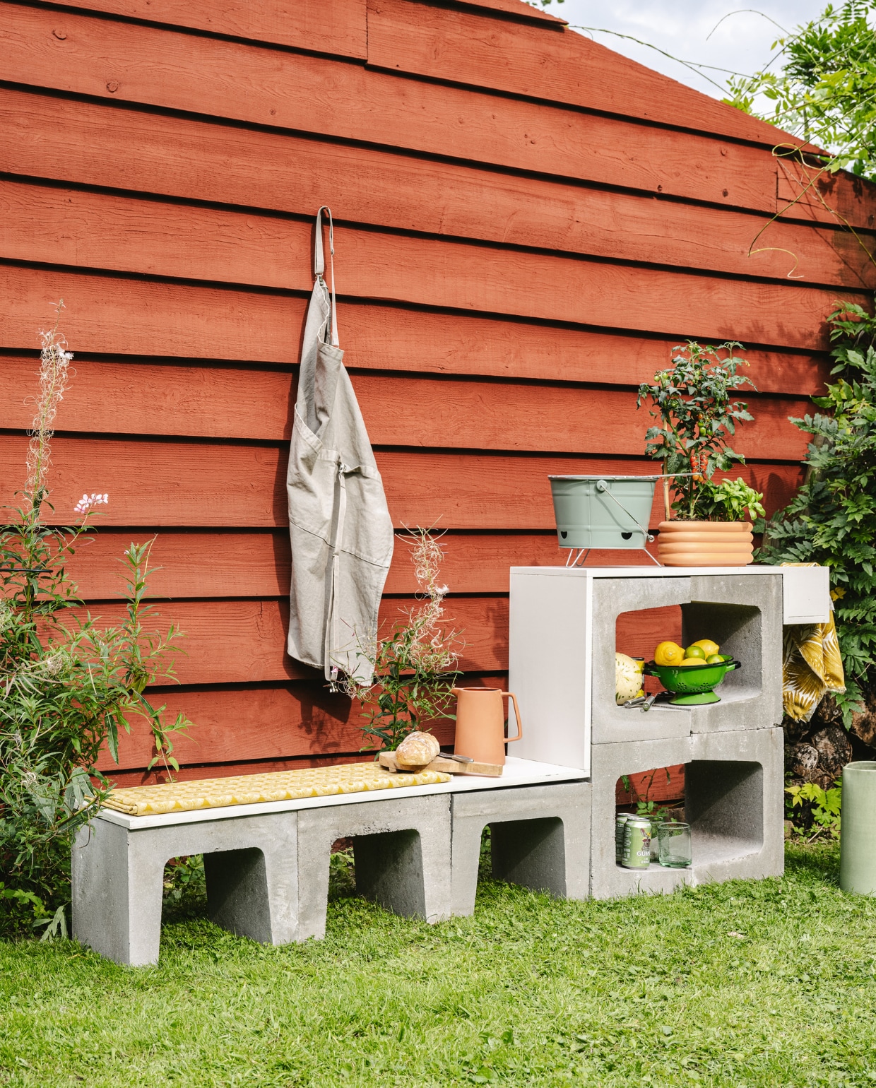 Kan € 12,99 (loods5.nl). Barbecue € 19,99 (tuinland.nl). Barbecuetangen € 9,95 (intratuin.nl). Terracotta plantenpot € 6,49 (karwei.nl). Overig privébezit.