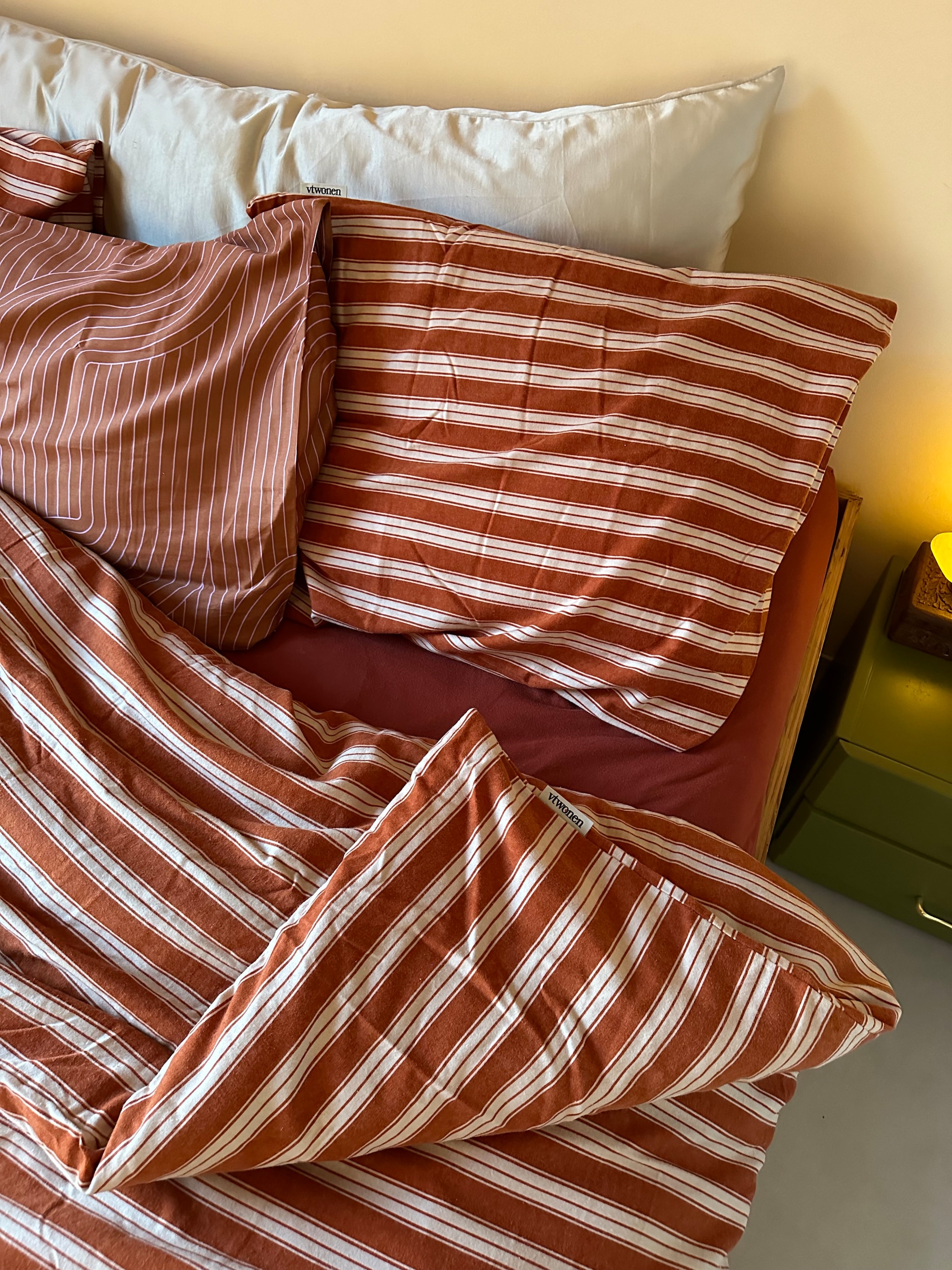 Dekbedovertrek Pyjamas Terracotta van vtwonen, 100% katoen flanel, bij vtwonen-ambassadeur Laura Heemskerk (vtwonen.nl/shop). Laura Heemskerk