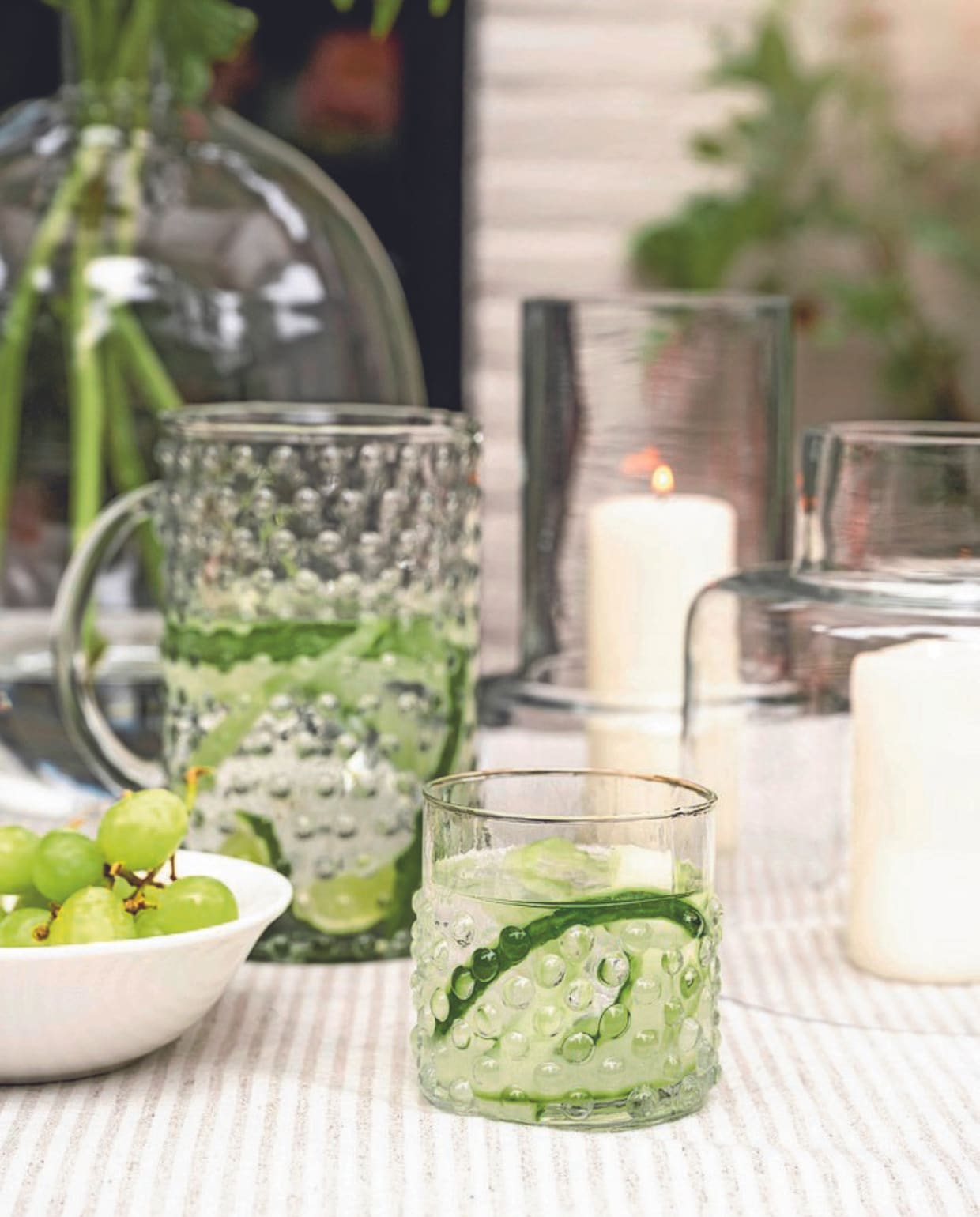 Glazen kan, 1200 ml € 24,95. Waterglas, 300 ml € 6,95. Glazen windlichten, verkrijgbaar in 15,5x22 cm en 18x19 cm (Øxh) € 24,95. Glazen vaas, 26,5x34,5 cm (Øxh), 11,8 liter € 59,95. vtwonen 06-2024 | styling en productie Tanja Saarberg | fotografie Stan Koolen