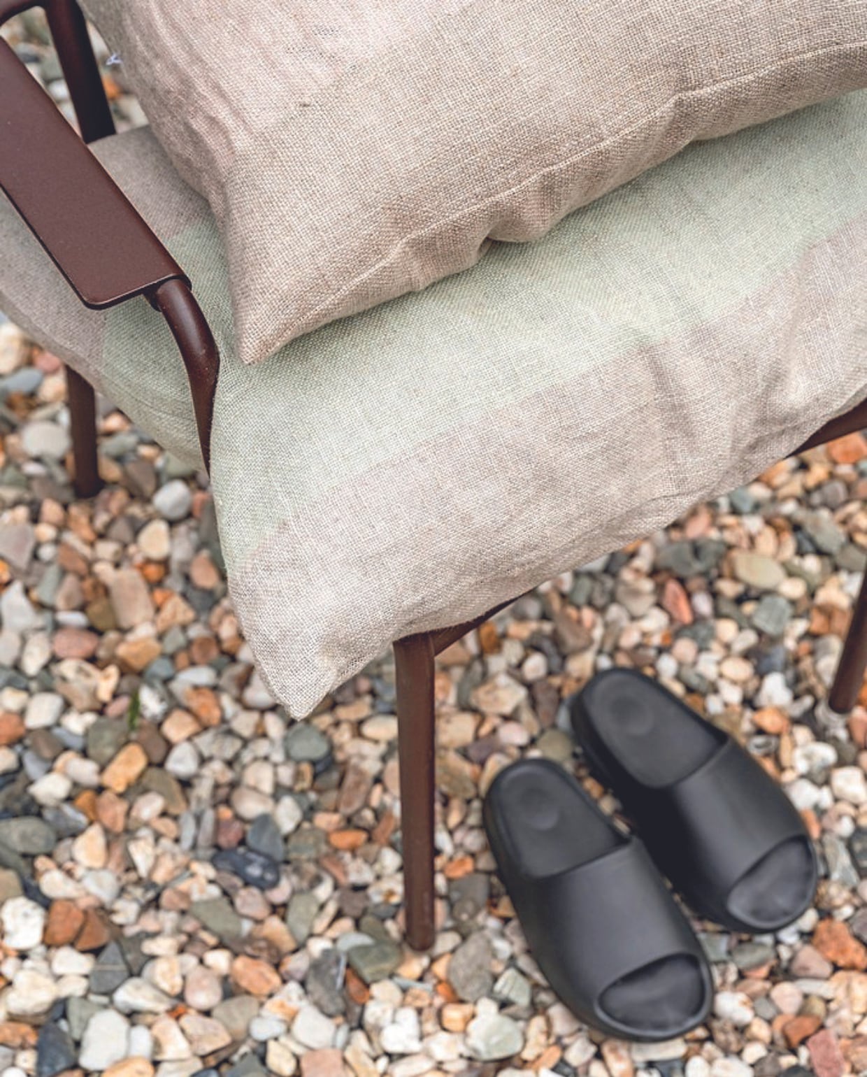 Gestreepte kussens in naturel/roze, katoen en linnen, 50x50 cm € 34,95 en 50x70 cm € 44,95. vtwonen 06-2024 | styling en productie Tanja Saarberg | fotografie Stan Koolen