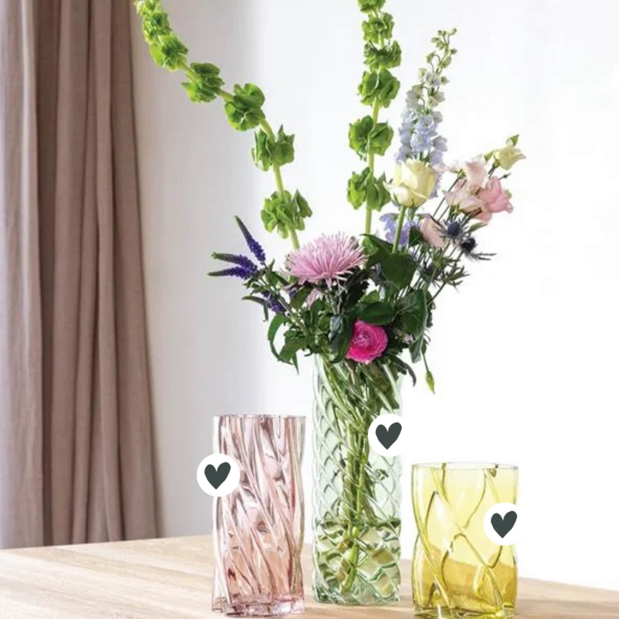Gekleurde vasen van glas met bloemen