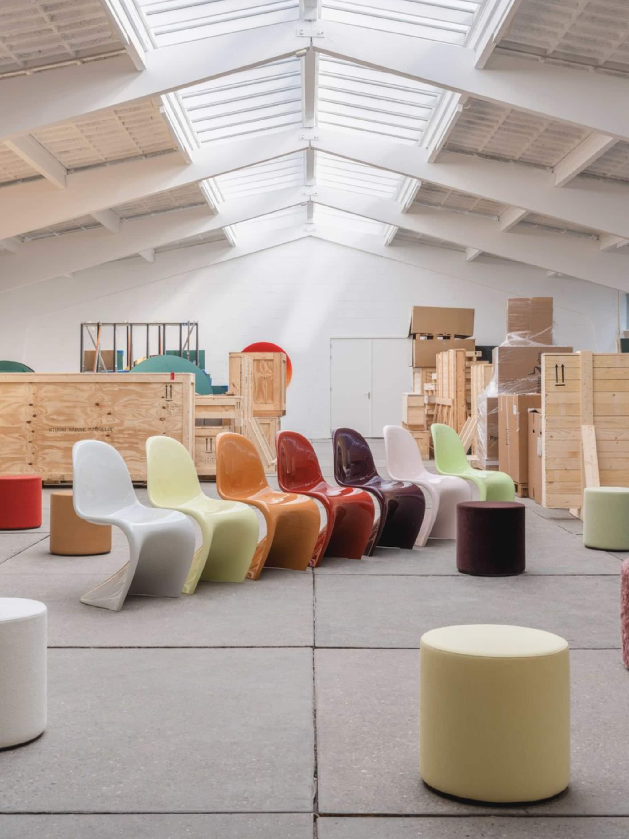 limited design editions sabine marcelis steekt vitra iconen in een nieuw jasje