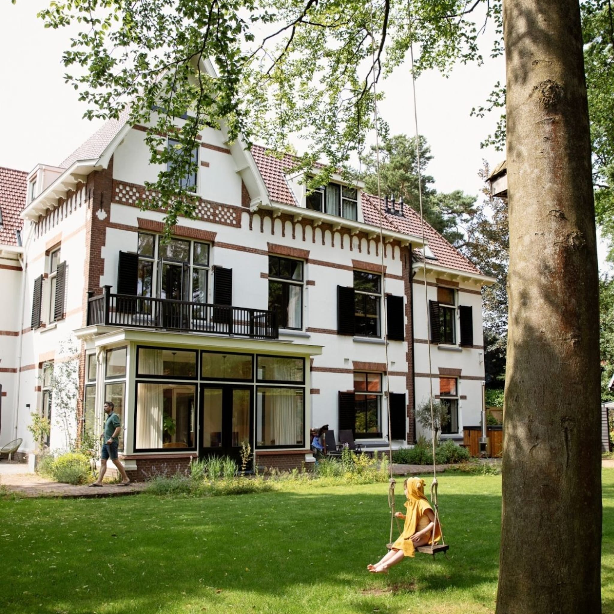 Mooie grote witte vila met een grote tuin met gras